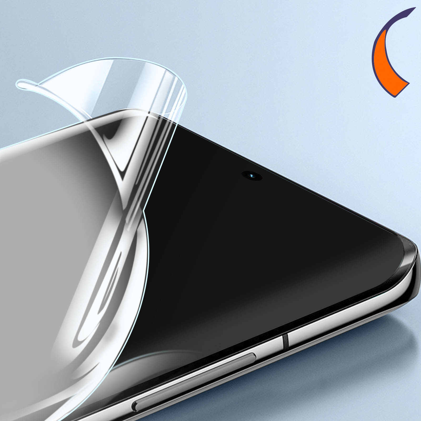 Uno smartphone a cui viene applicata una protezione per lo schermo. La protezione è trasparente, il telefono è nero e lo sfondo è blu.