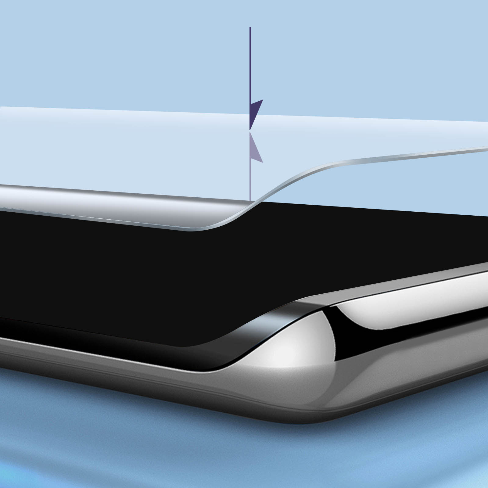 Primo piano di un telefono a cui viene applicata una protezione per lo schermo. Il telefono è nero con una cornice argentata. Lo sfondo è blu.