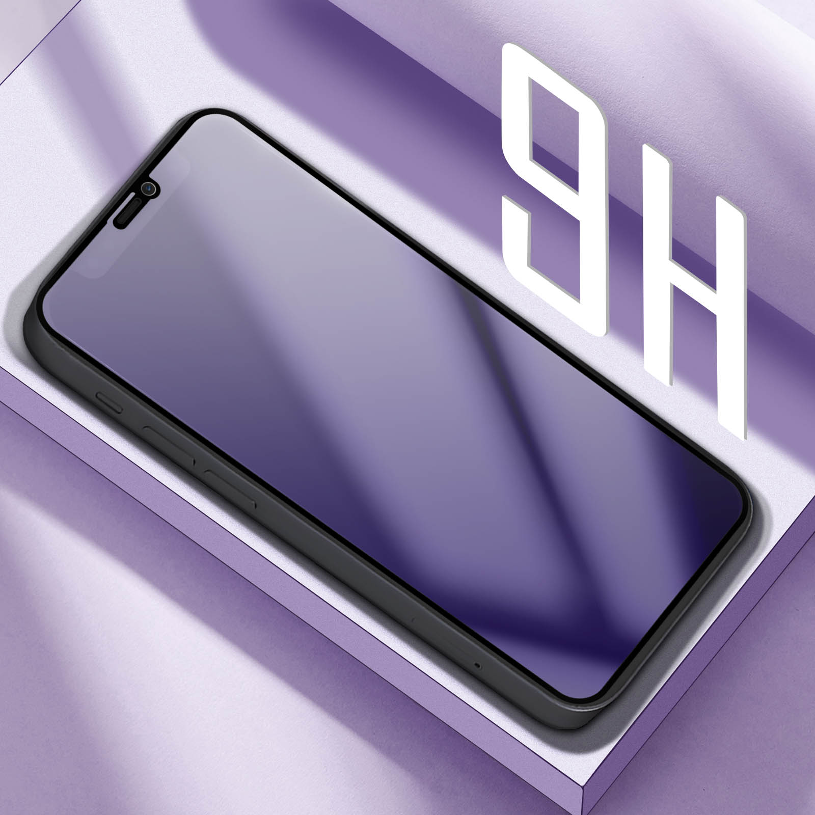 Uno smartphone con protezione schermo viola è esposto su una piattaforma viola con testo 9H bianco.