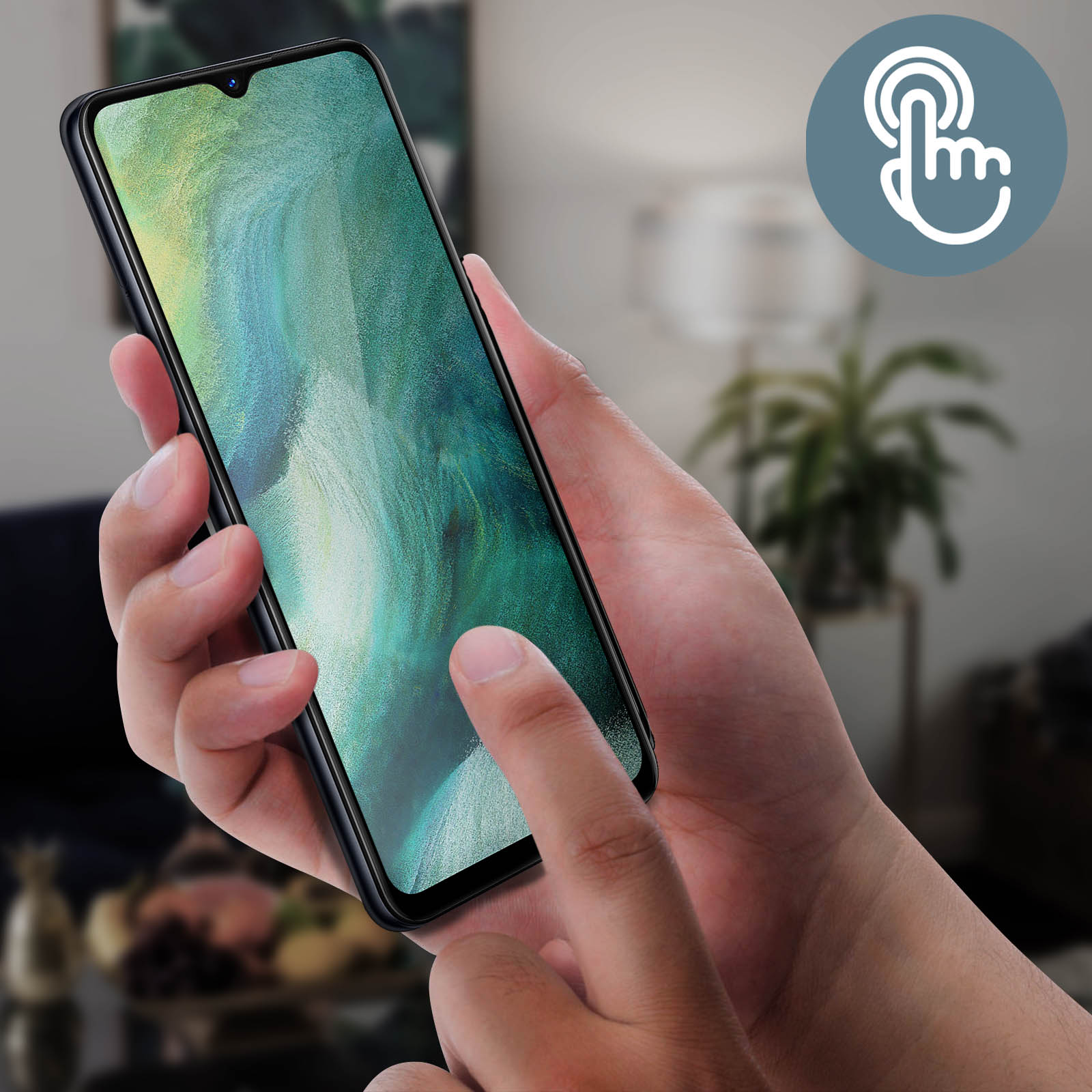Una mano che tiene un telefono, un dito tocca lo schermo. Sfondo mostra una stanza sfocata.