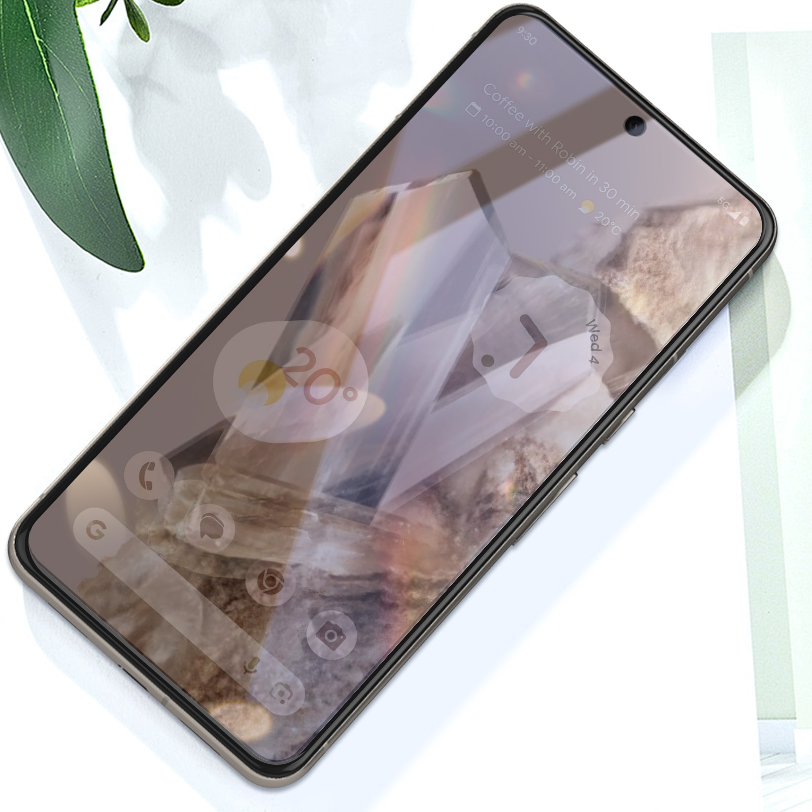 Uno smartphone con cornice marrone chiaro mostra uno schermo con ora, meteo e icone delle app.