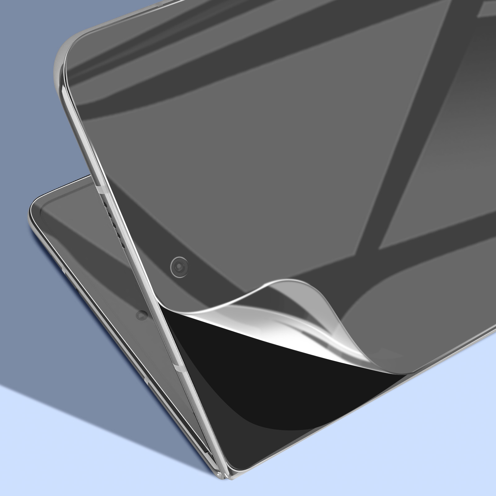 Un telefono con una protezione per lo schermo, parzialmente staccata. Il telefono è argentato, la protezione è trasparente e grigia, lo sfondo è blu.