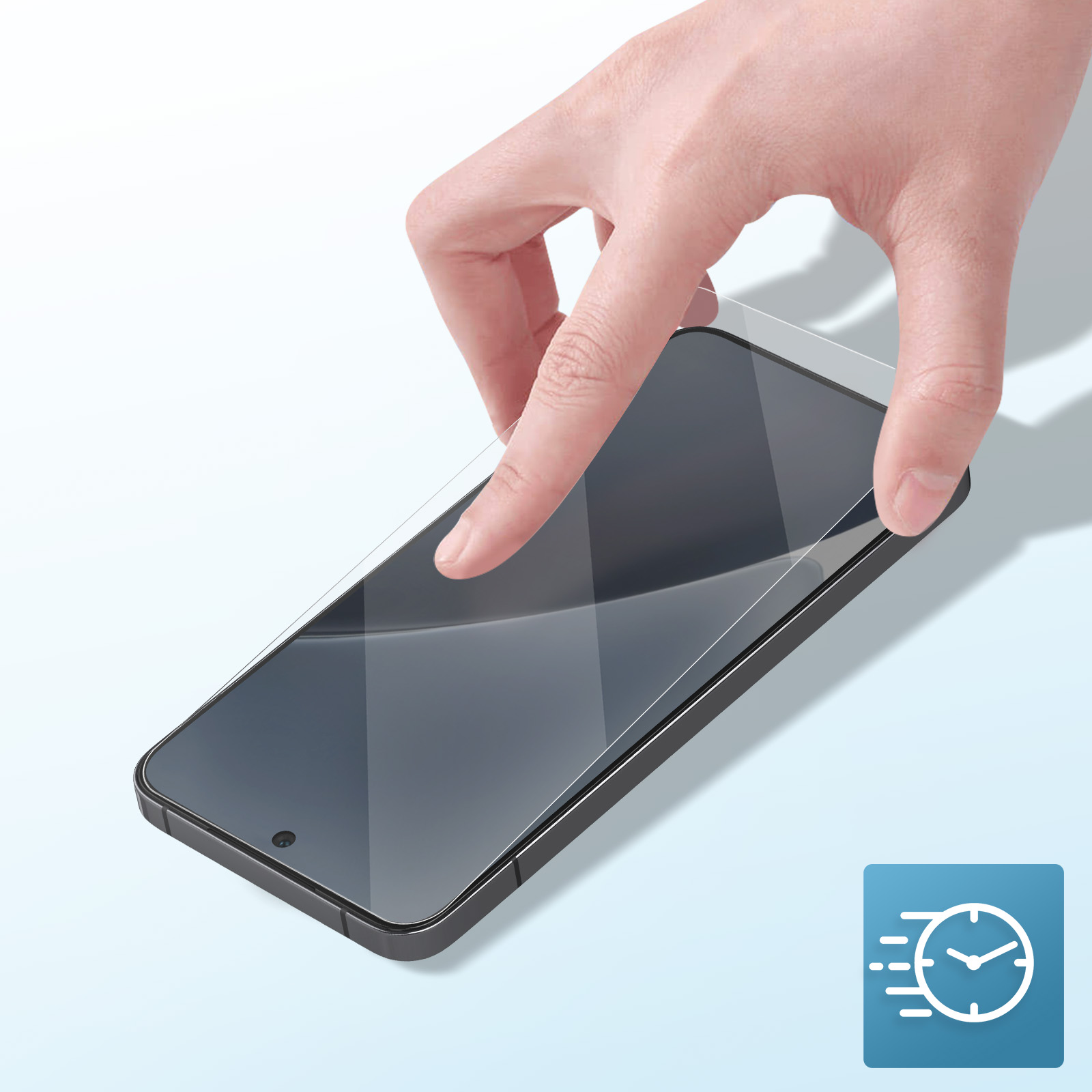Una mano applica una protezione schermo a uno smartphone nero. Icona di un orologio con linee di velocità.
