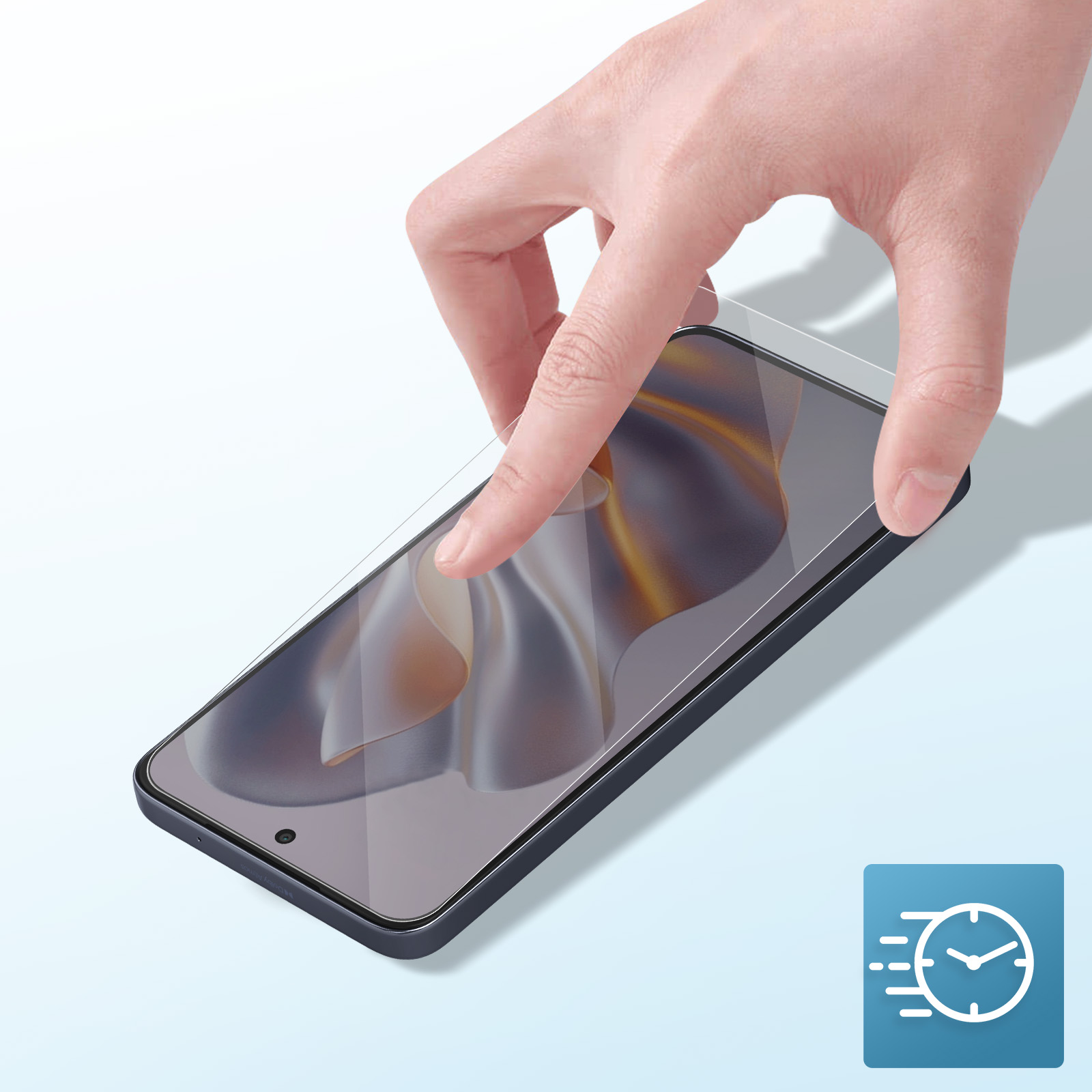 Mano applica una protezione schermo a smartphone nero, sfondo azzurro.