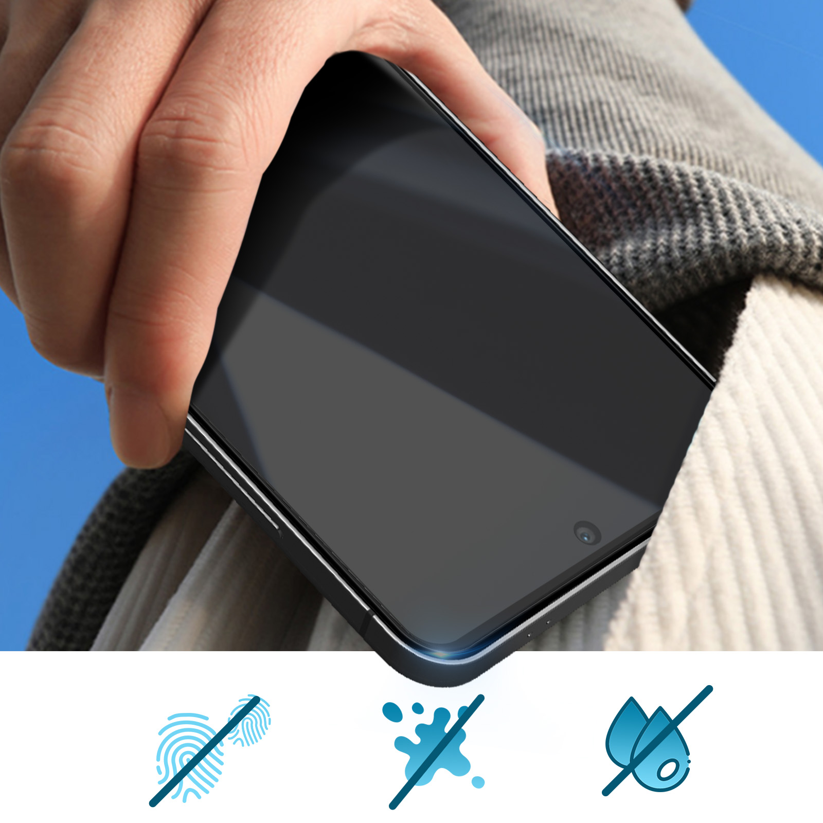 Mano che tiene uno smartphone nero. Il telefono ha una protezione per lo schermo. Icone in basso: impronta digitale, schizzo d'acqua e goccia d'acqua con una linea.