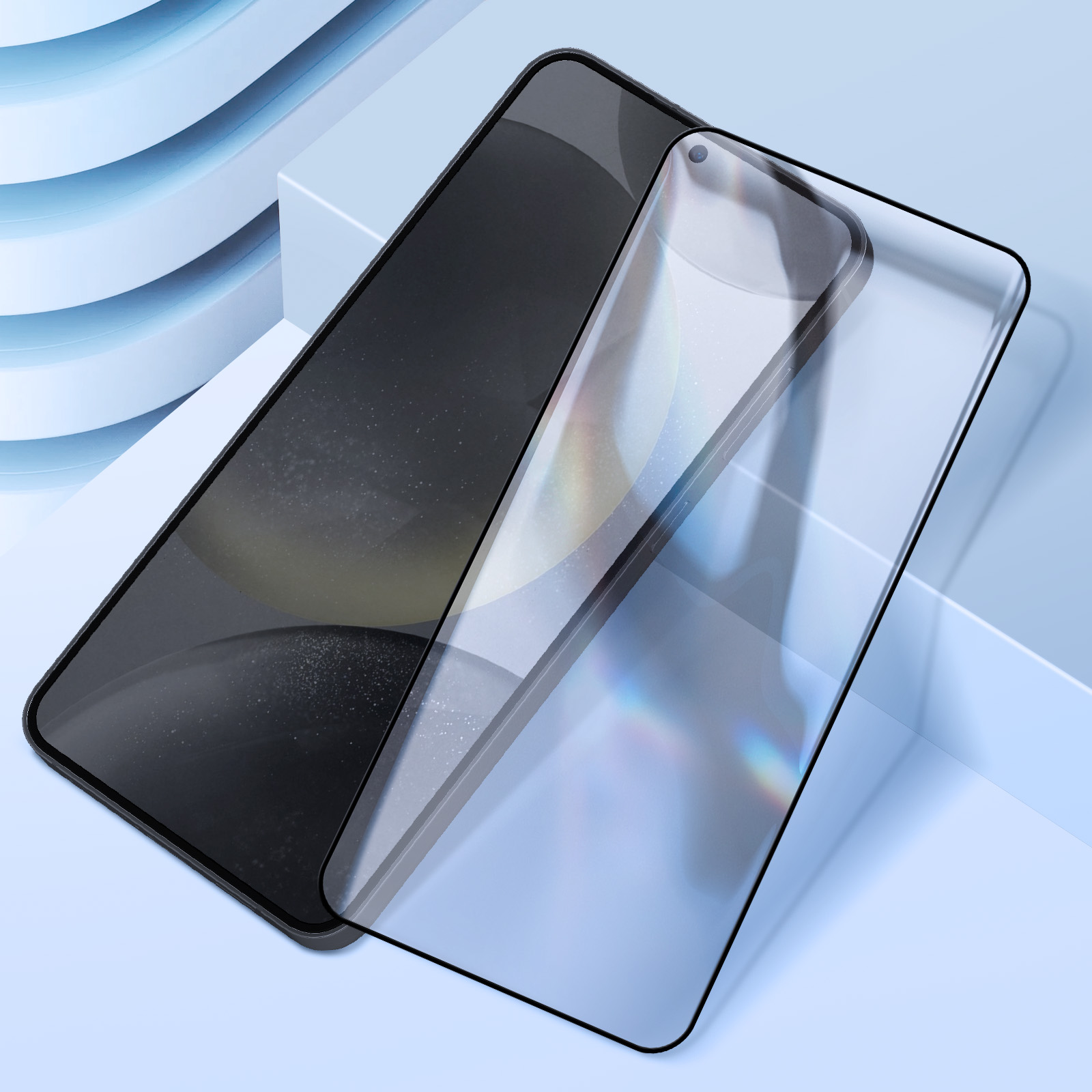 Due smartphone con protezioni schermo, uno installato. Lo sfondo presenta forme curve azzurre.