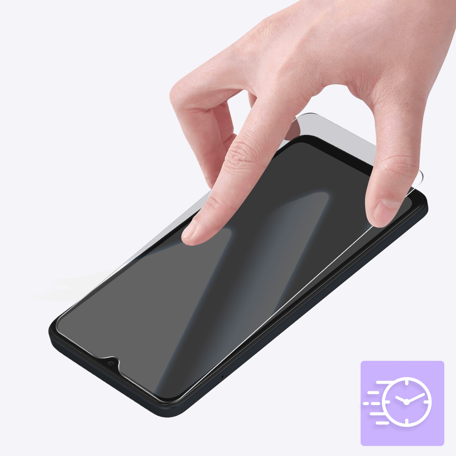 Una mano applica una protezione schermo a uno smartphone nero. Un'icona orologio indica un'applicazione veloce.