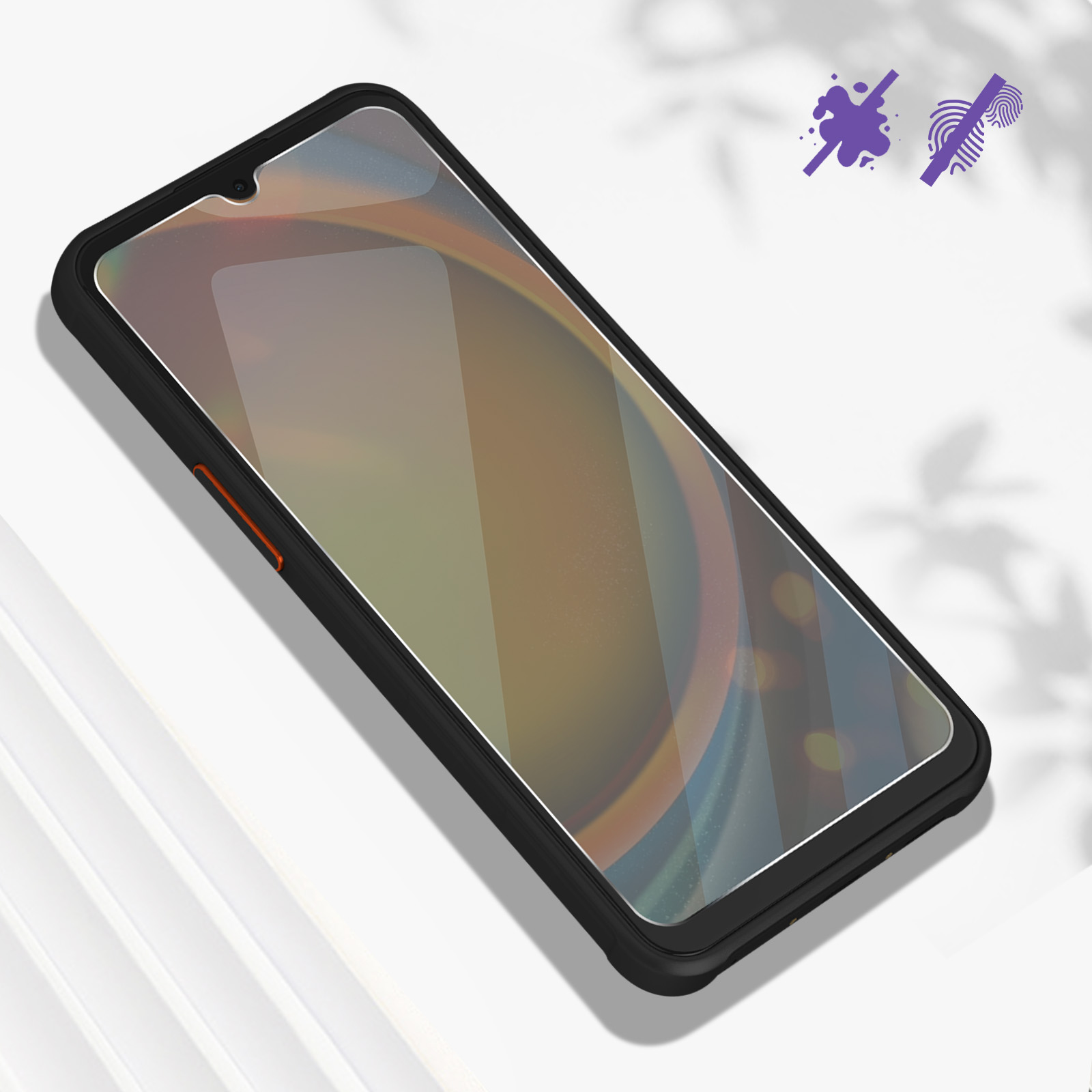 Uno smartphone nero con accento arancione, su una superficie bianca con ombre di foglie. Icone viola indicano la resistenza alle macchie.