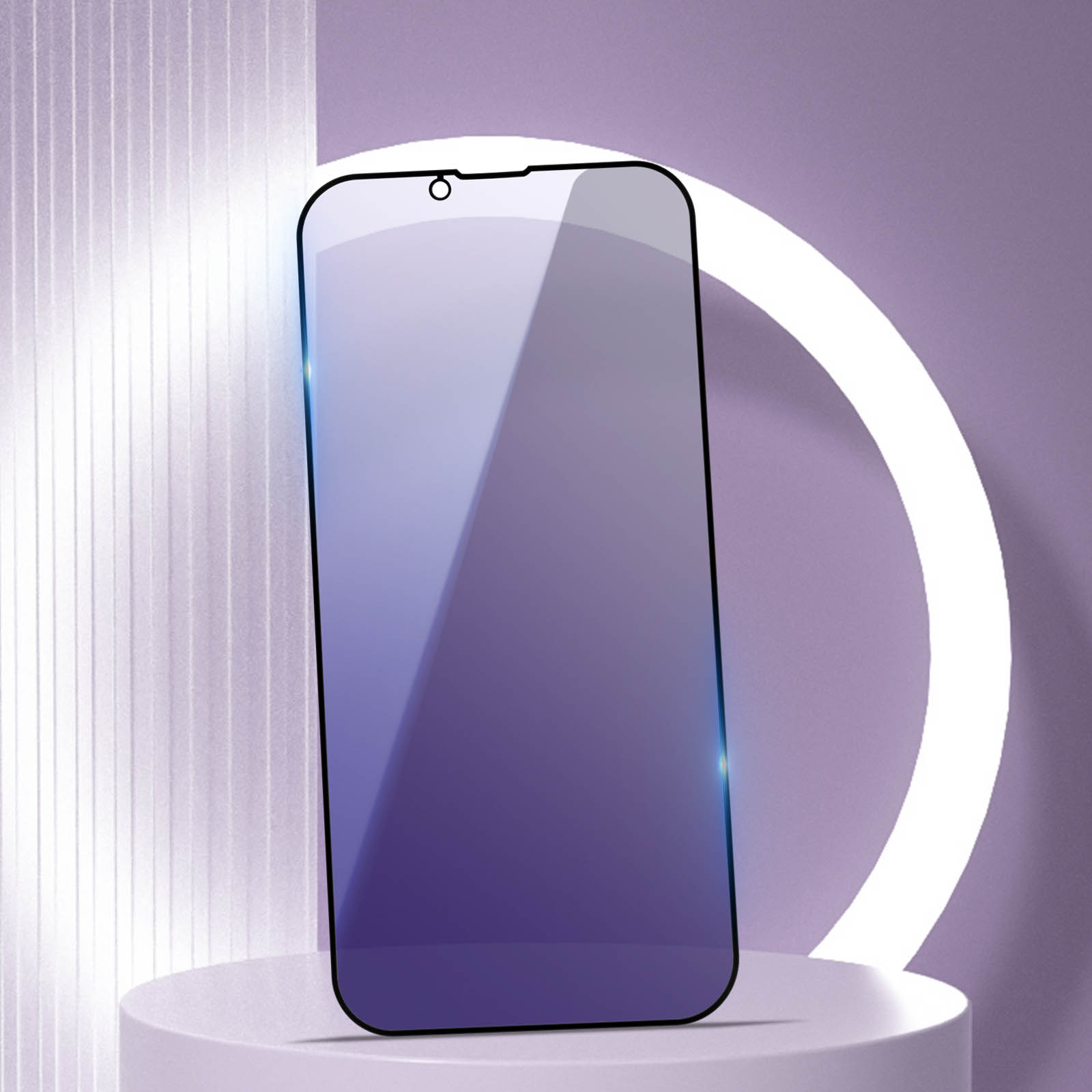 Un proteggi schermo per smartphone con sfumatura viola, su sfondo lilla chiaro con anello bianco.