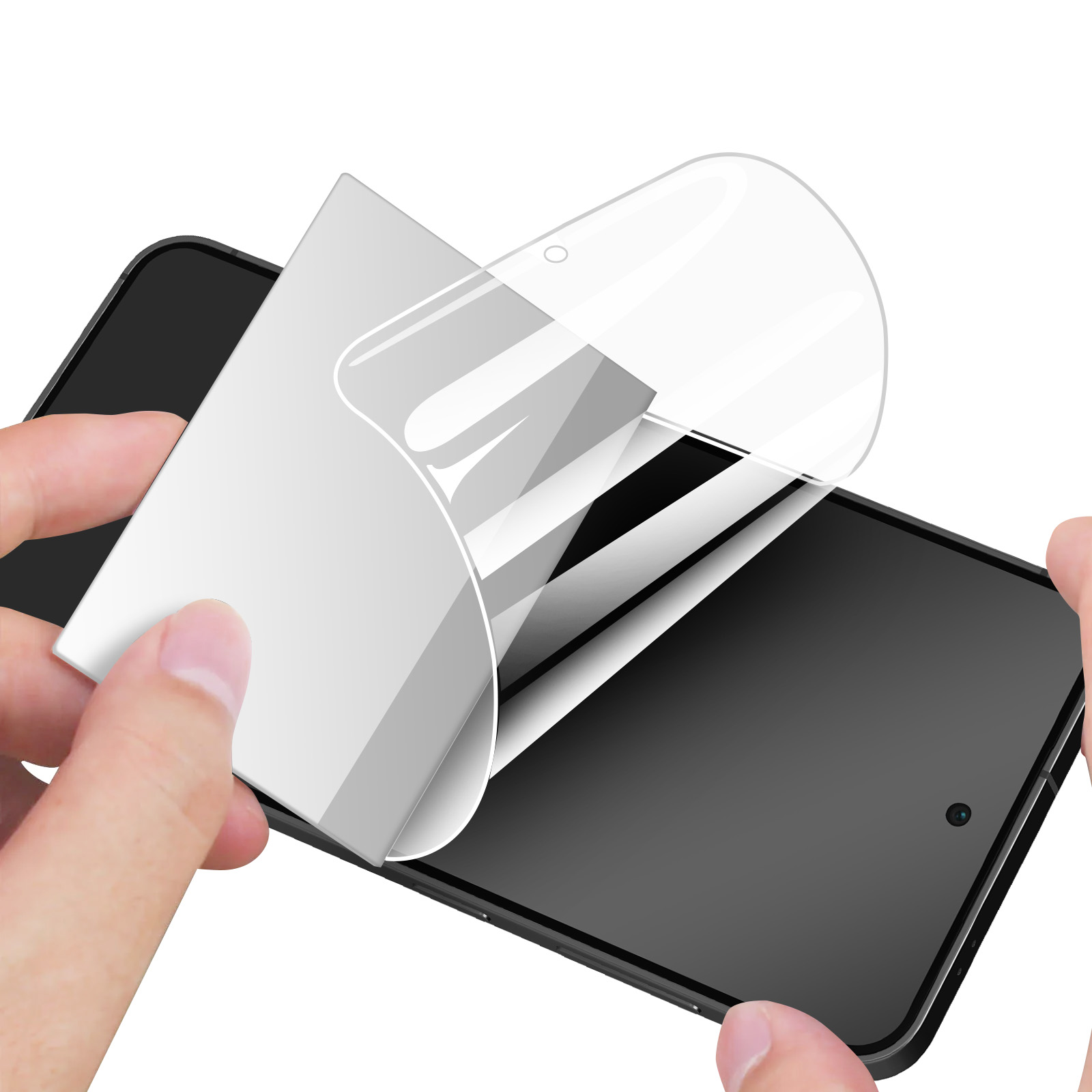 Mani che staccano una protezione per lo schermo da uno smartphone nero. La protezione è trasparente e lucida. Sfondo bianco.