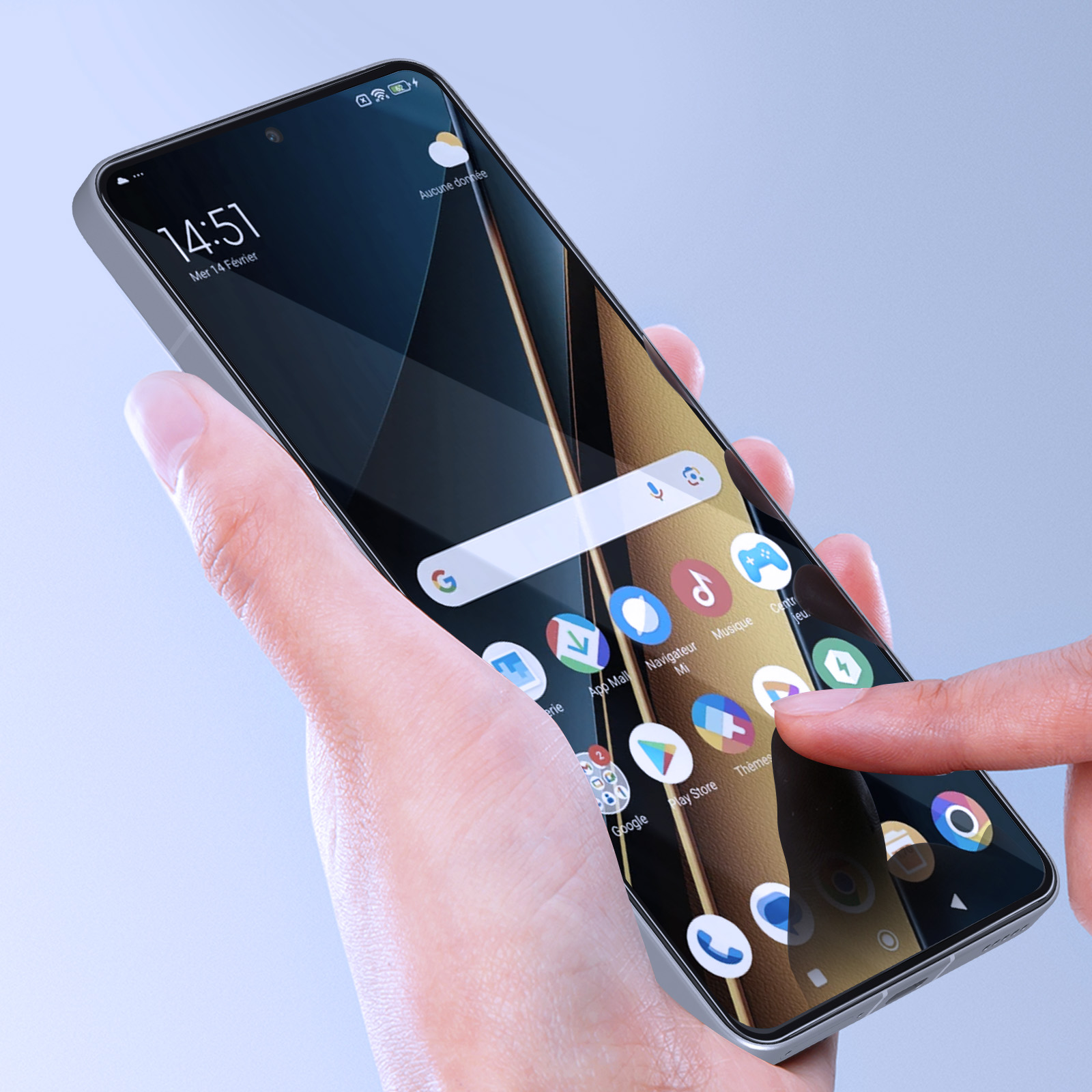 Una mano tiene uno smartphone. Lo schermo mostra icone di app, ora e data. Un dito tocca l'icona 'Thèmes'.
