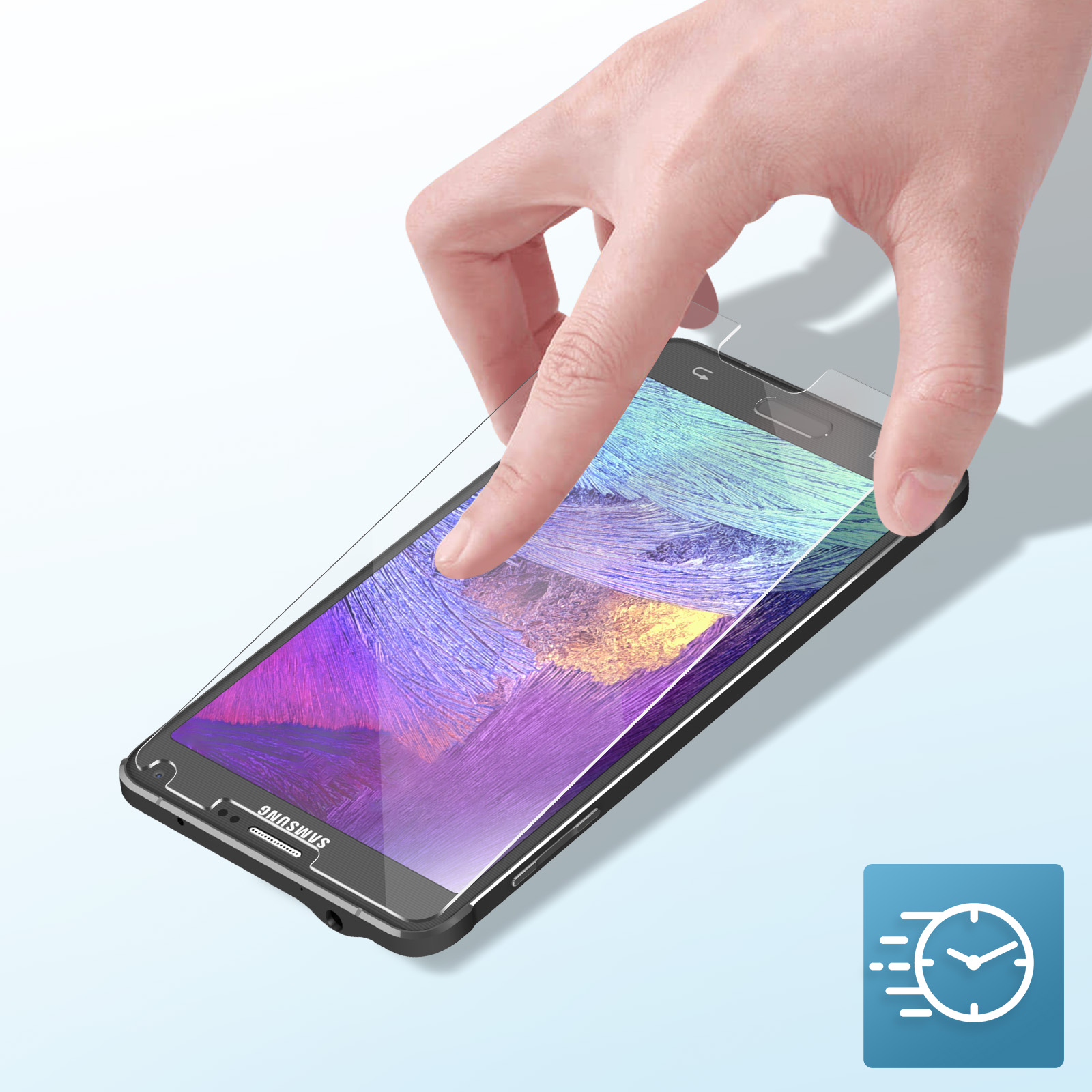 Mano applica la protezione schermo a smartphone. Schermo mostra immagine colorata, icona orologio nell'angolo.
