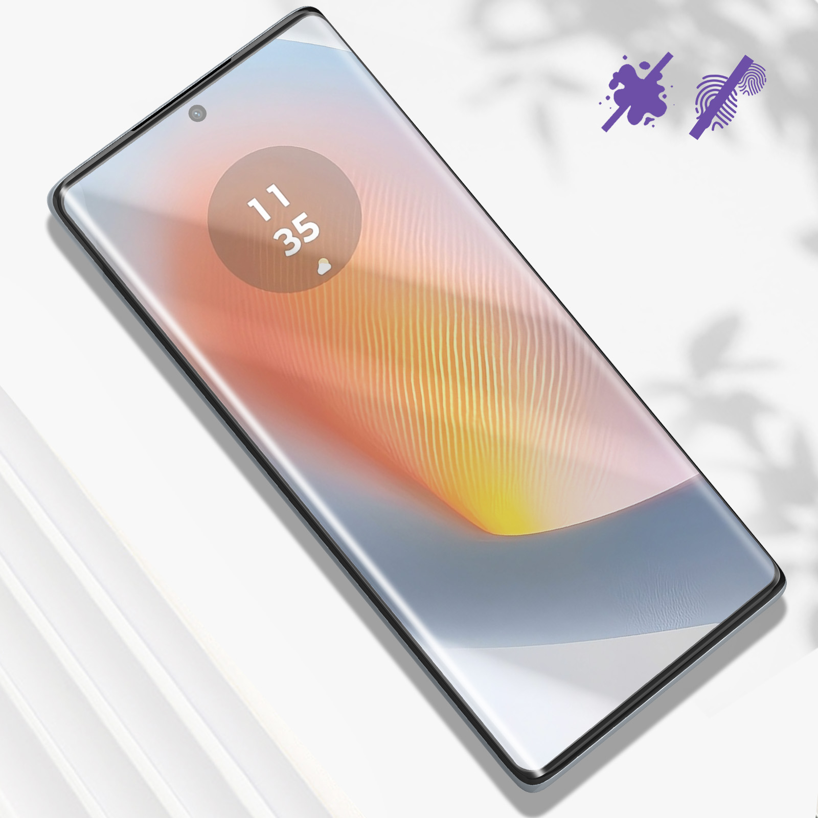 Uno schermo di smartphone mostra l'ora 11:35. Ha uno sfondo astratto colorato ed è protetto da una protezione per lo schermo.