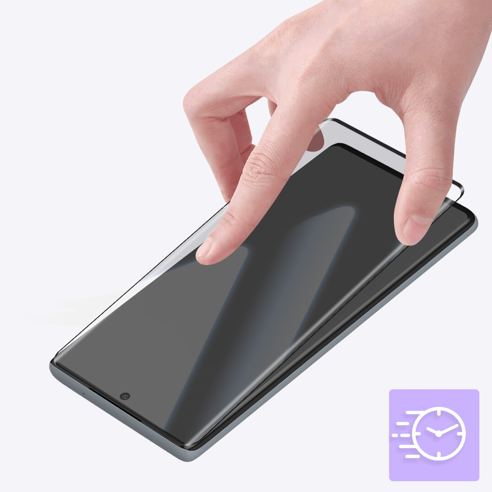 Mano che applica una protezione schermo su un telefono. Telefono grigio, protezione trasparente. Icona orologio in basso.