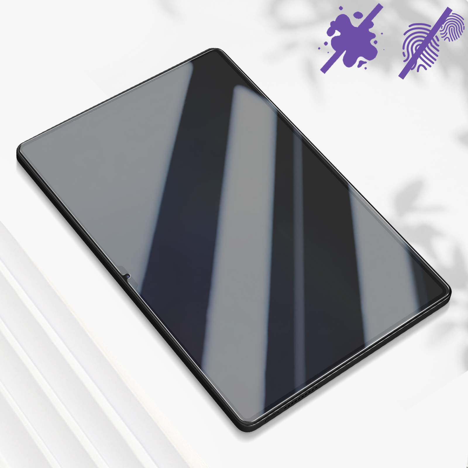 Un proteggi schermo rettangolare per tablet, con simboli anti-impronta e macchie. Lo sfondo è bianco con ombre.