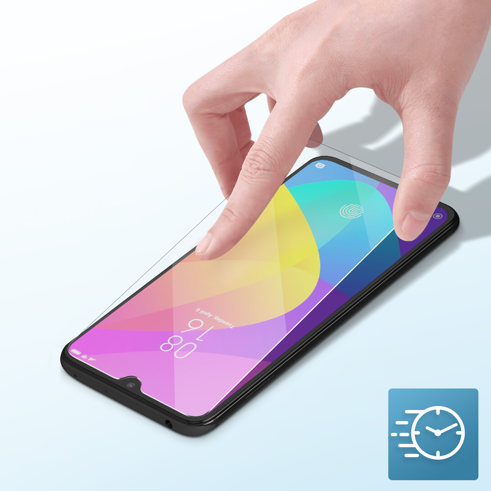 Mano applica la protezione schermo allo smartphone. Il telefono mostra una sfumatura colorata. Icona blu con orologio e linee di velocità.
