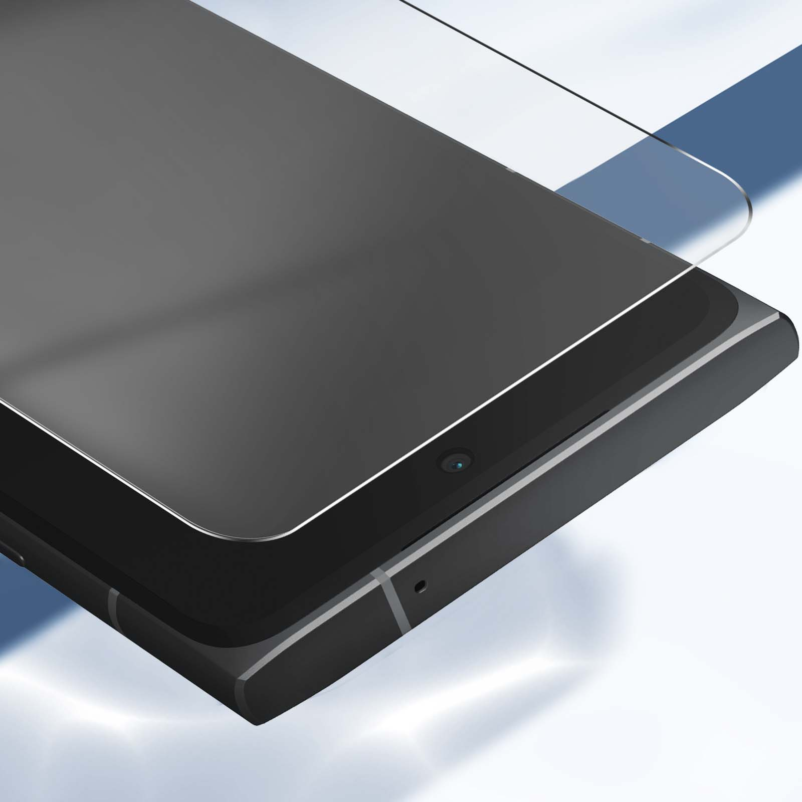 Uno smartphone con una protezione per lo schermo applicata. Il telefono è nero, la protezione è trasparente. Lo sfondo è bianco e blu.