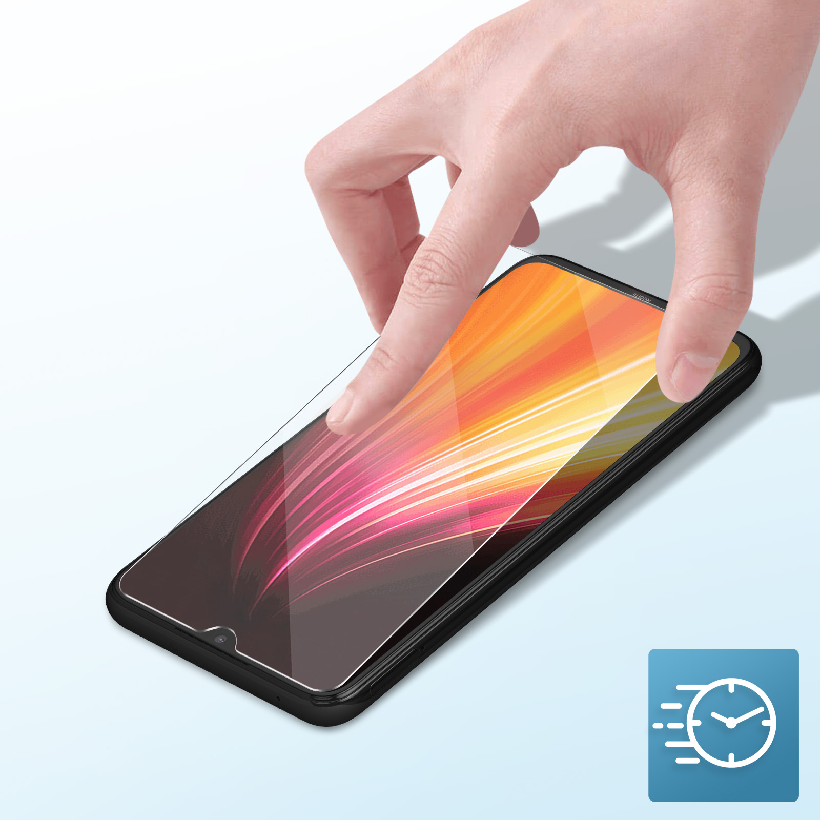 Mano applica protezione schermo a smartphone. Il telefono mostra grafica colorata. Icona orologio visibile.
