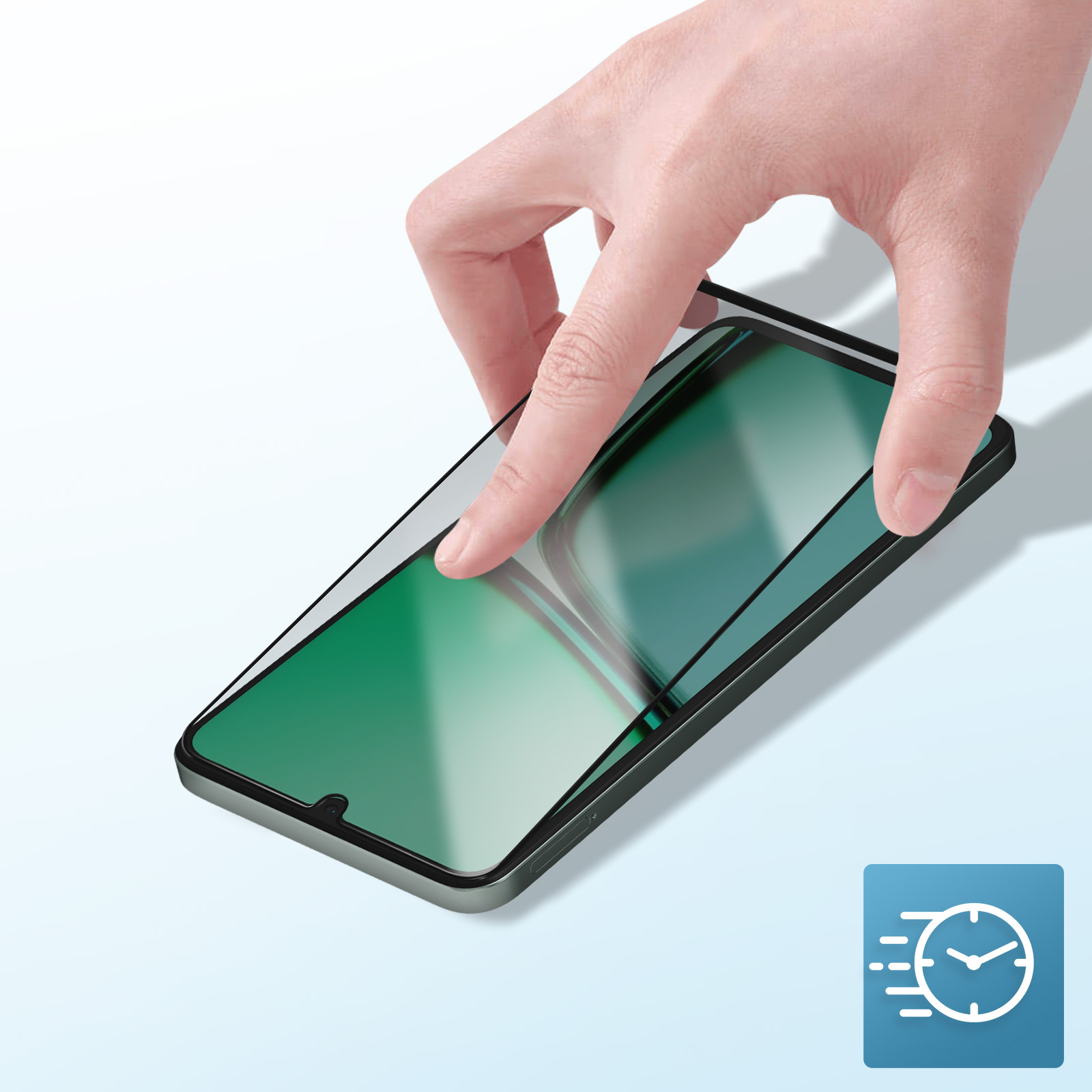 Una mano applica una protezione per lo schermo a uno smartphone. Lo schermo è verde. Un'icona dell'orologio è nell'angolo.