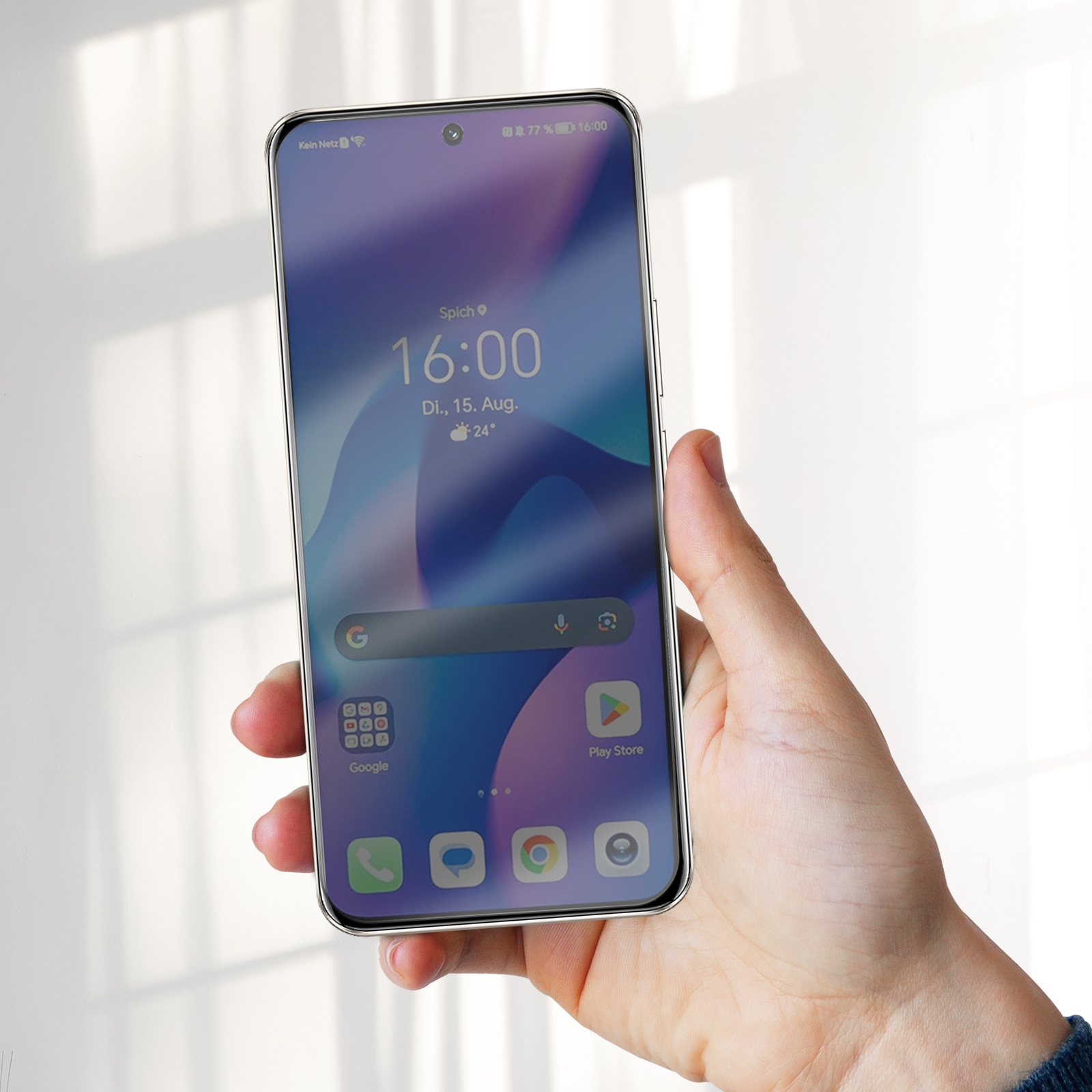 Mano che tiene uno smartphone con ora, data e icone delle app. Lo schermo mostra uno sfondo sfumato viola.