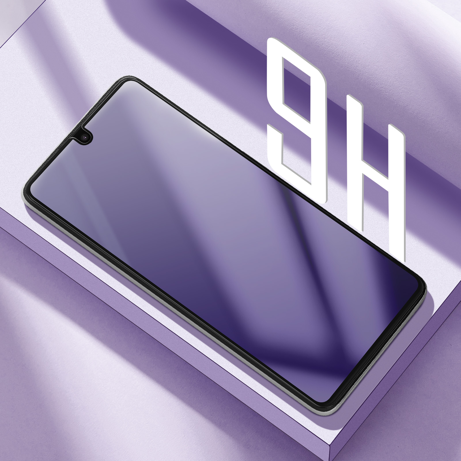 Un proteggi schermo per smartphone è appoggiato su una piattaforma viola. Il testo '9H' è dietro. Lo schermo è viola scuro.