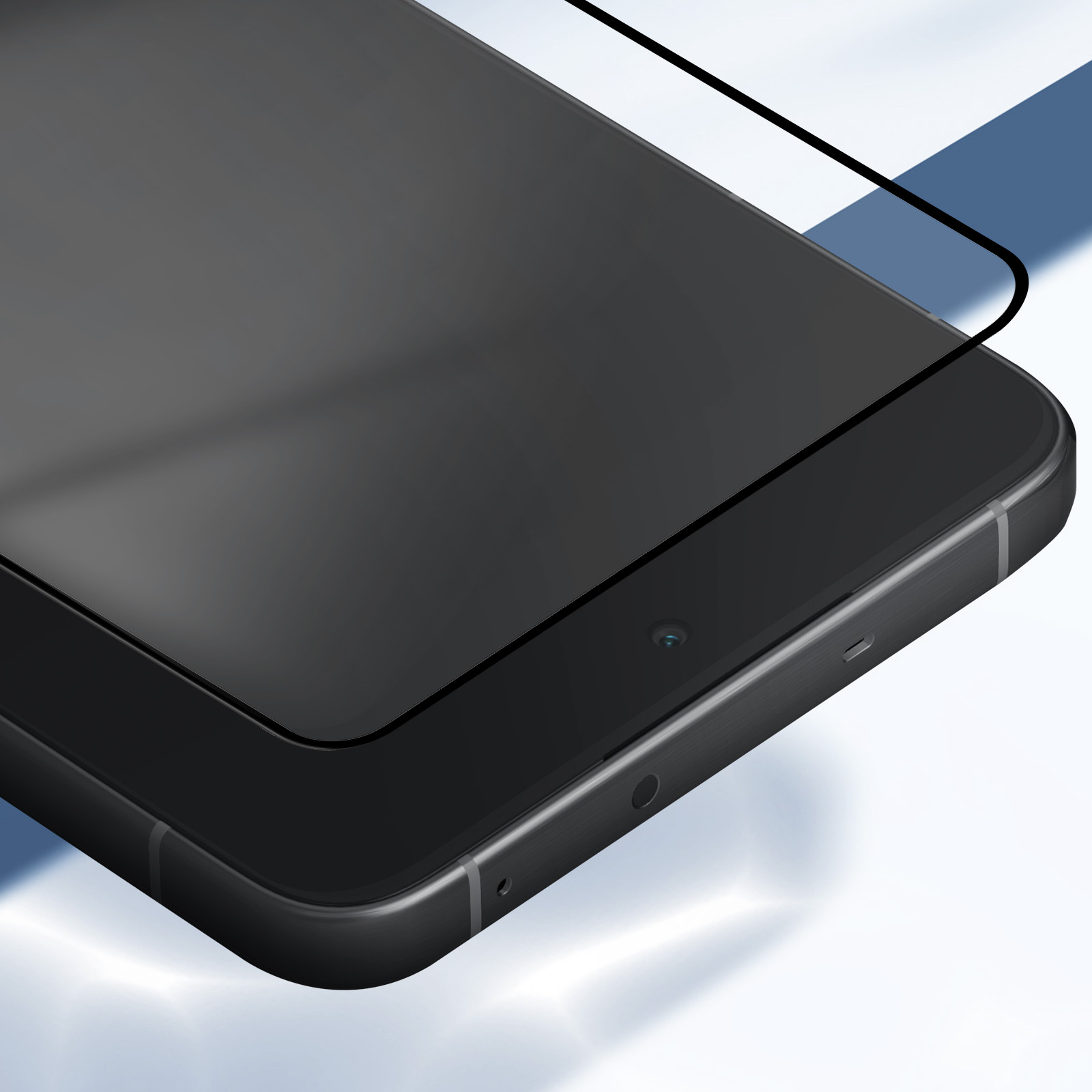 Primo piano di uno smartphone nero con protezione schermo. Il telefono è angolato, mostra schermo, fotocamera e dettagli laterali.