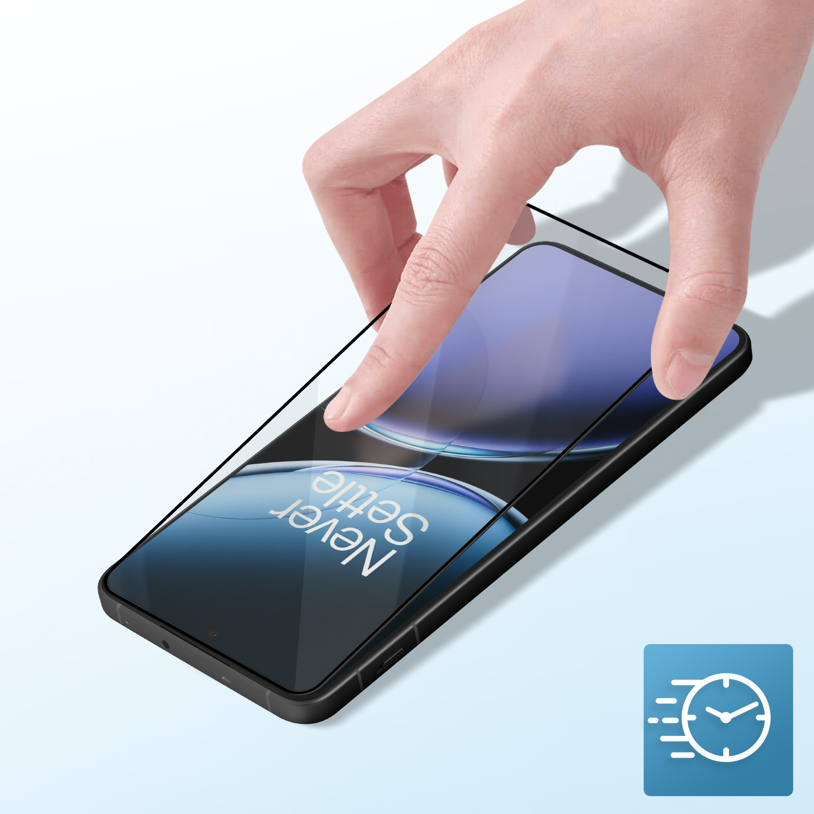 Mano che posiziona una protezione per lo schermo su un telefono. Il telefono ha una cornice nera. Lo sfondo è azzurro con un'icona di velocità.