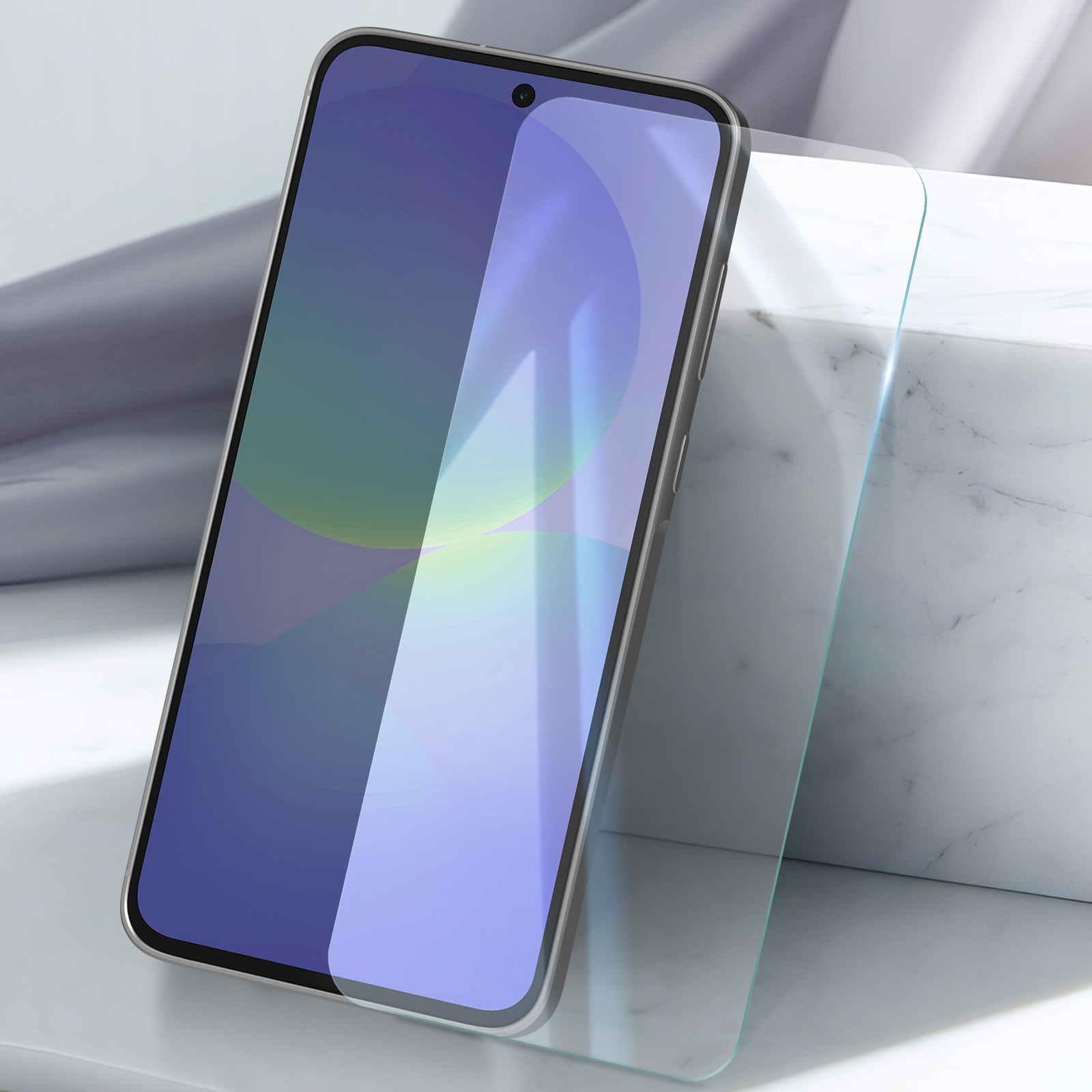 Un smartphone avec un protecteur d'écran est sur une surface en marbre. Le téléphone est argenté et a un écran bleu. Un verre protecteur est à côté.