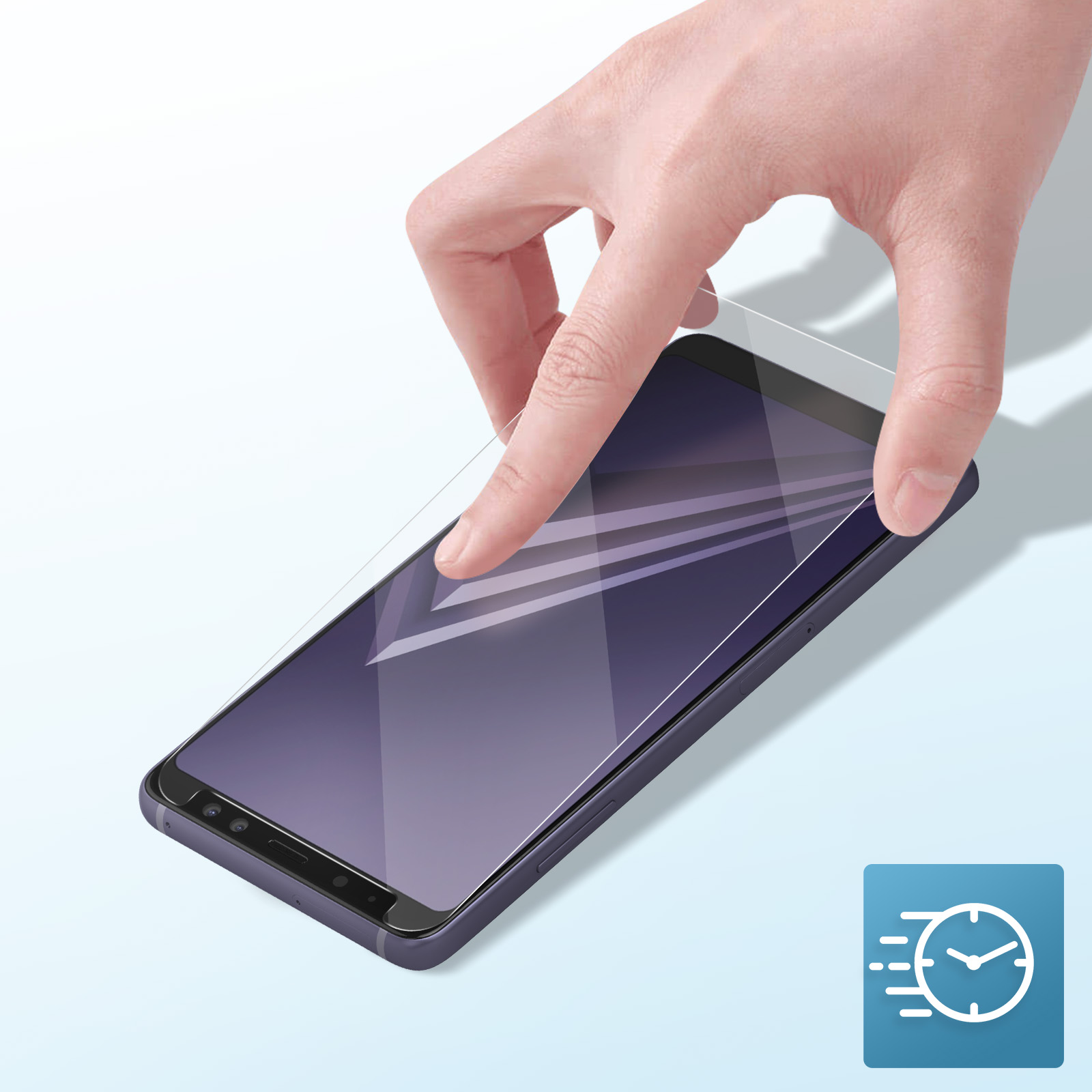 Mano che applica una protezione schermo a uno smartphone. Il telefono è nero, la protezione trasparente. Sfondo azzurro chiaro.