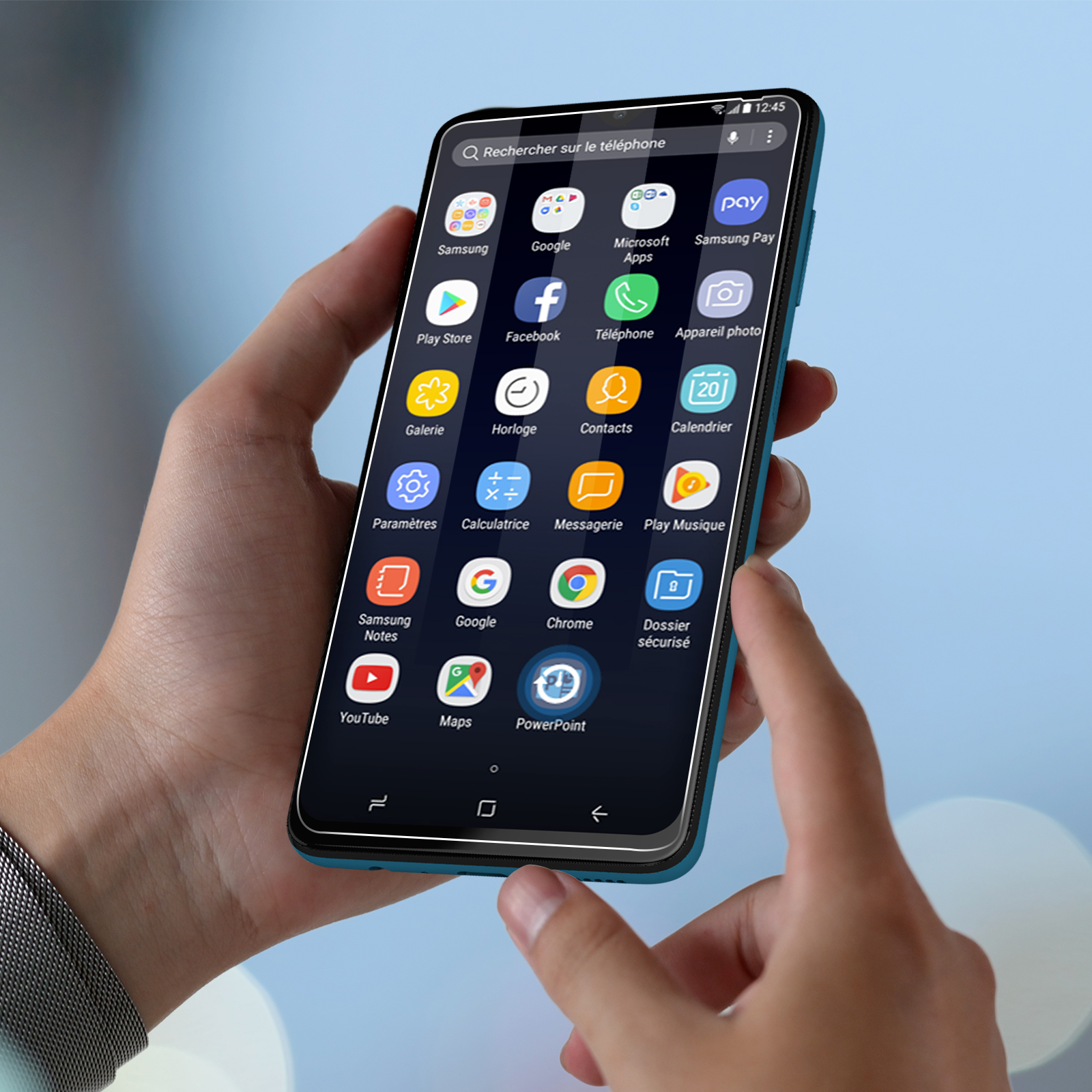 Una persona che tiene in mano uno smartphone. Lo schermo mostra icone di app, tra cui Play Store, Facebook e l'app telefono.