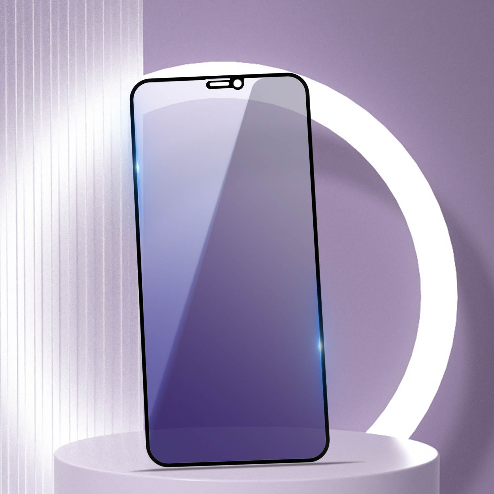 Un proteggi schermo per telefono sfumato viola, posto su un piedistallo bianco. Lo sfondo è sfumato viola con un arco bianco.