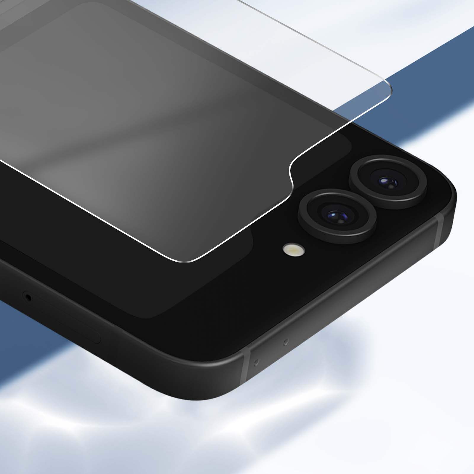 Smartphone nero con protezione schermo applicata. Sono visibili due obiettivi della fotocamera. Lo sfondo è sfumato da bianco a blu.