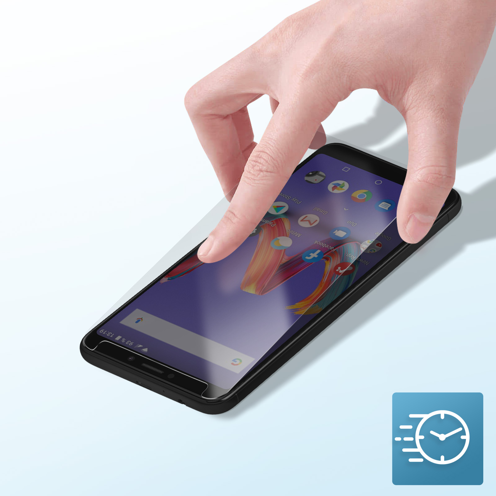 Una mano applica una protezione per lo schermo a uno smartphone nero. Il telefono mostra le icone delle app su sfondo blu.