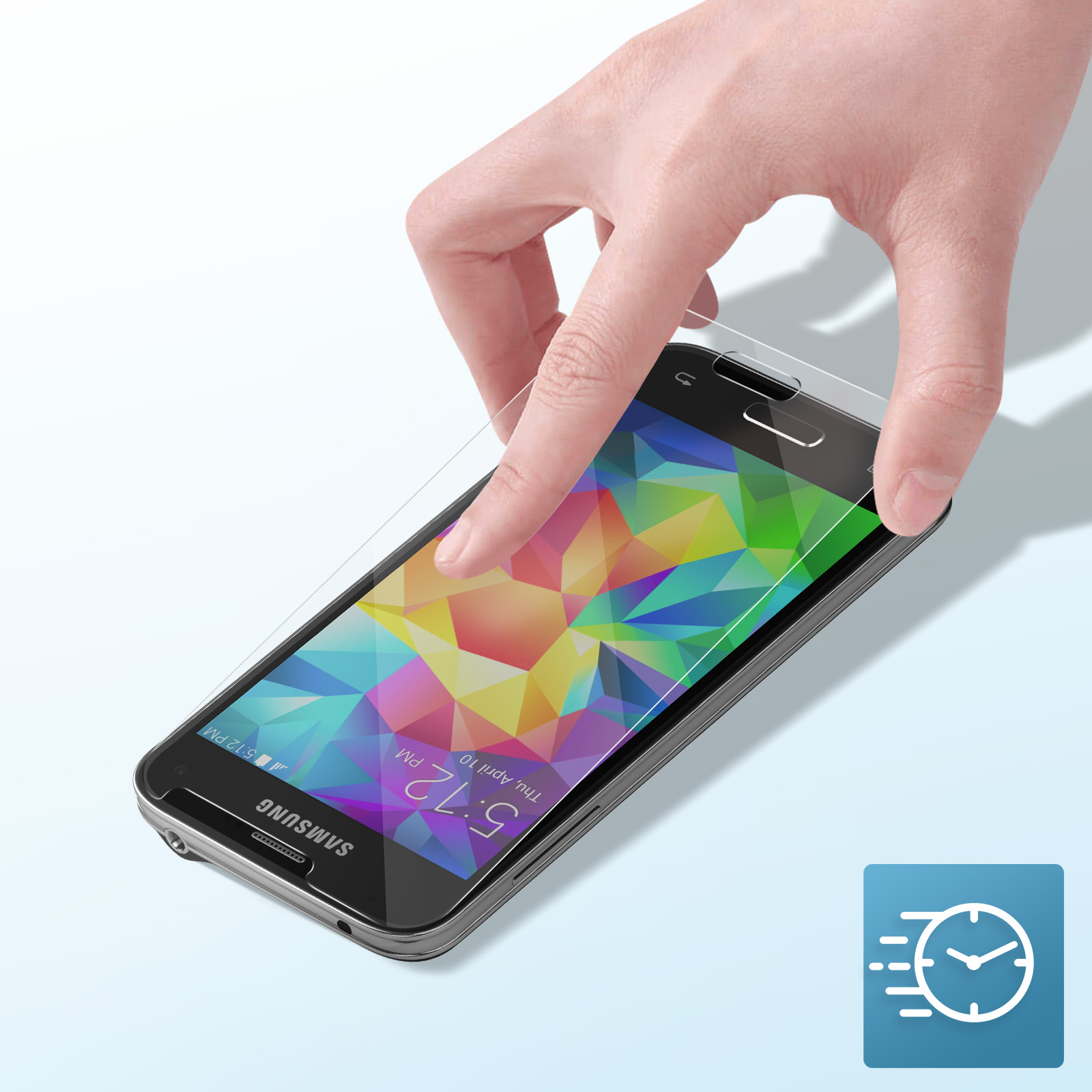 Una mano posiziona una protezione per lo schermo su un telefono Samsung. Lo schermo mostra un motivo geometrico colorato. L'ora è 17:12.