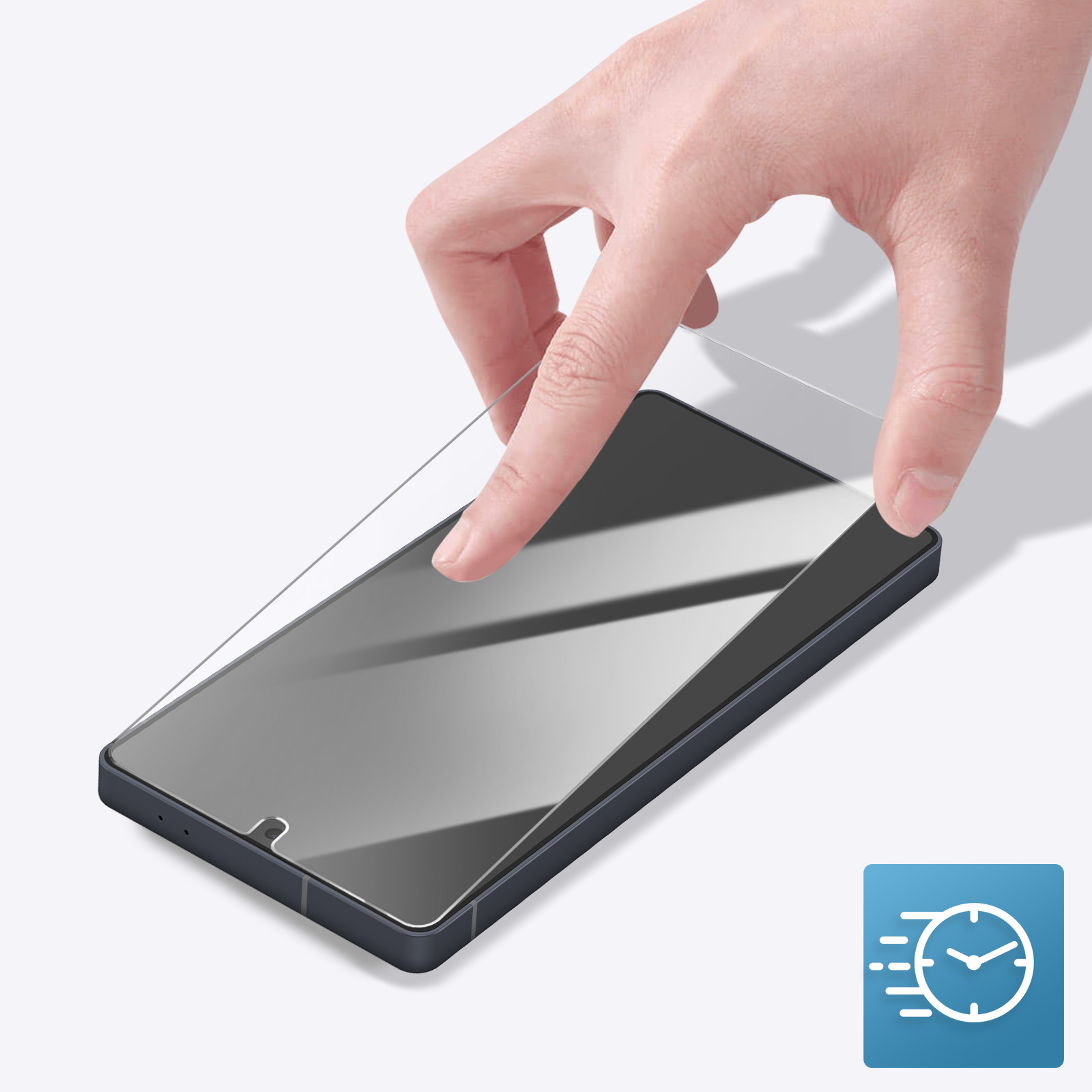 Mano che applica la protezione schermo a un telefono. Telefono grigio scuro con schermo grigio chiaro. Icona blu con orologio a destra.
