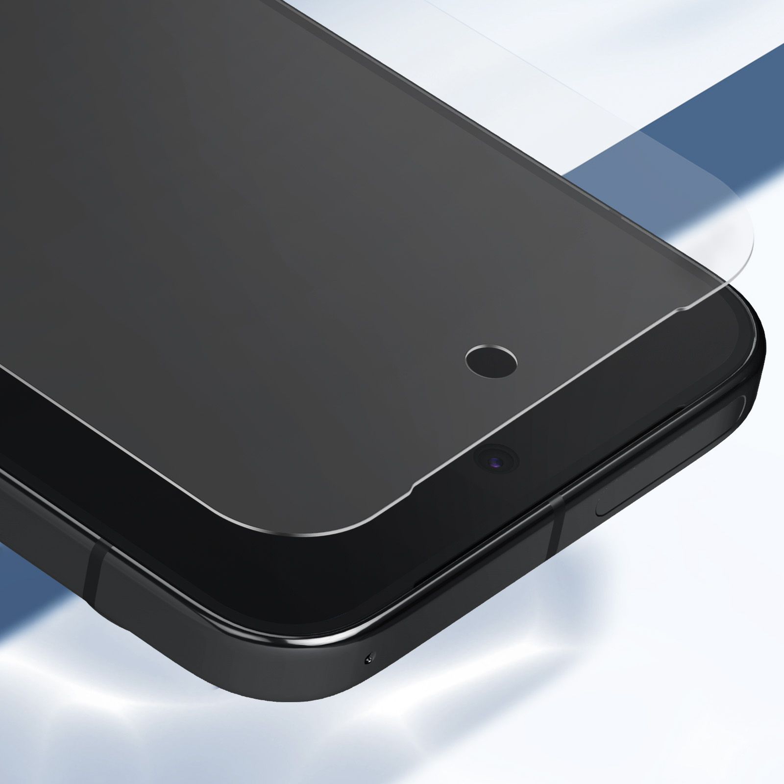 Uno smartphone con una protezione schermo applicata. Il telefono è nero, con una protezione schermo trasparente. Lo sfondo è azzurro.