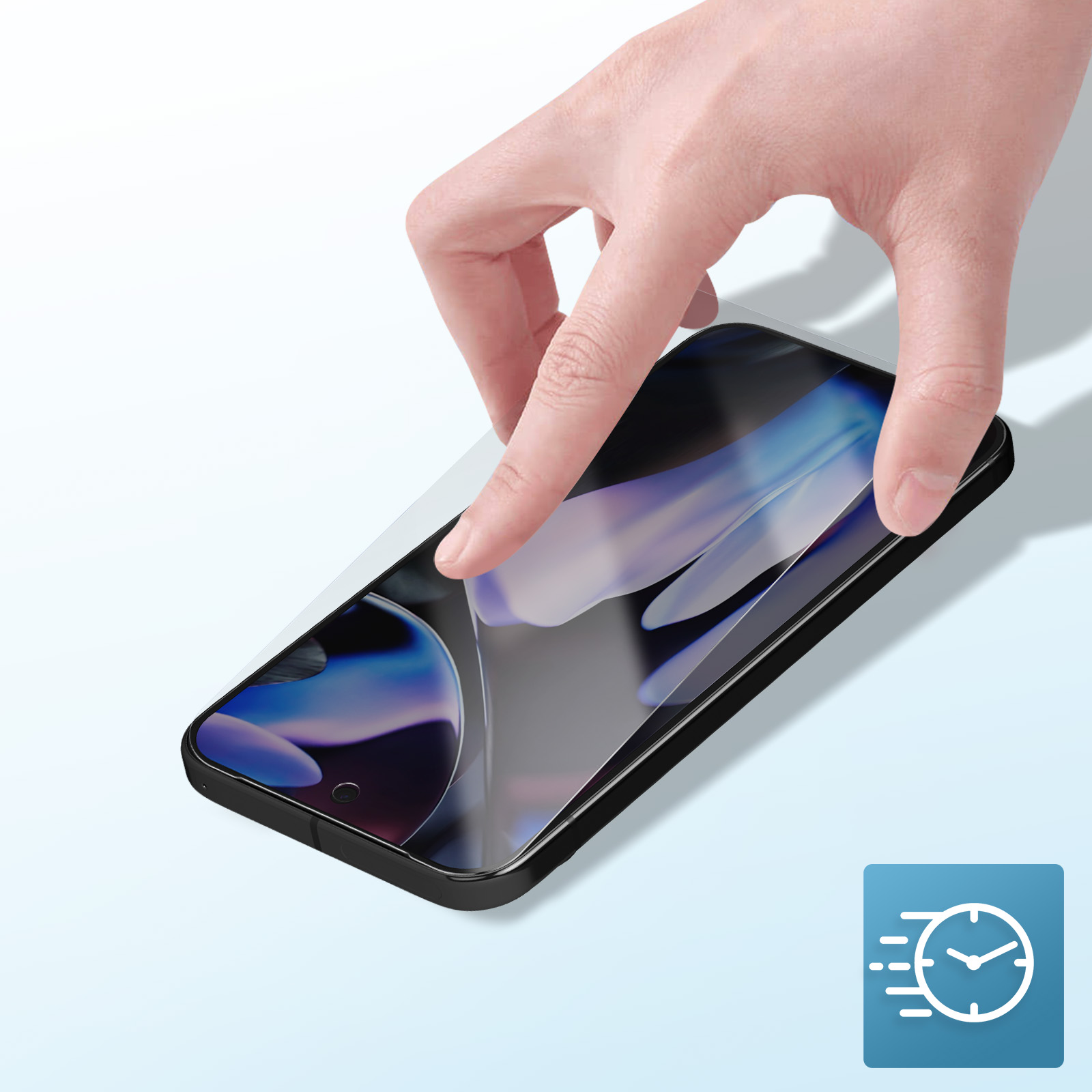 Una mano applica una protezione per lo schermo a uno smartphone nero. Lo sfondo è azzurro con un'icona del tempo.