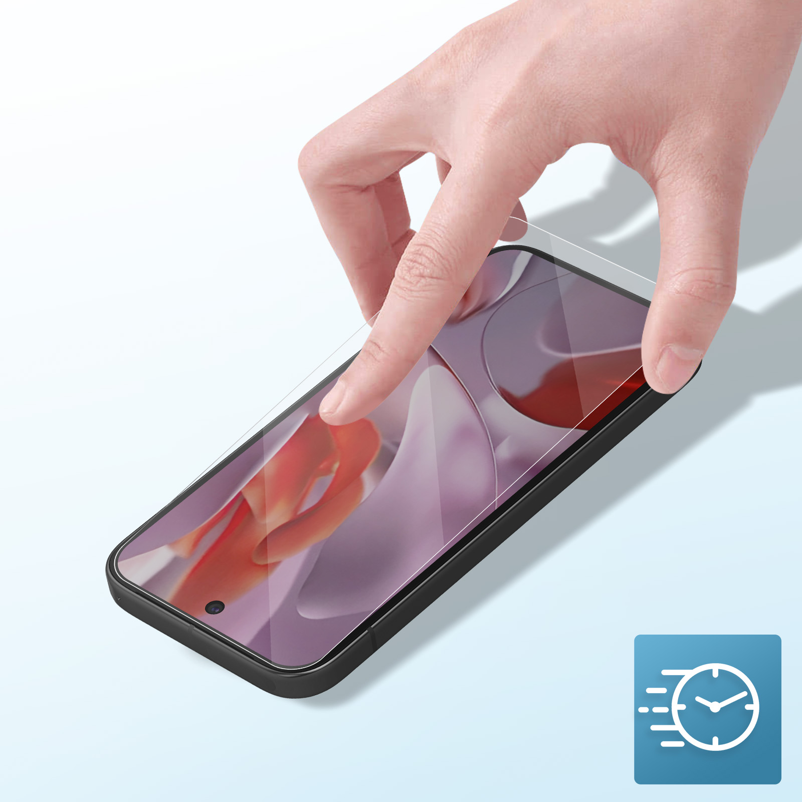 Una mano applica una protezione per lo schermo a uno smartphone nero. Lo sfondo è azzurro con un'icona dell'orologio.