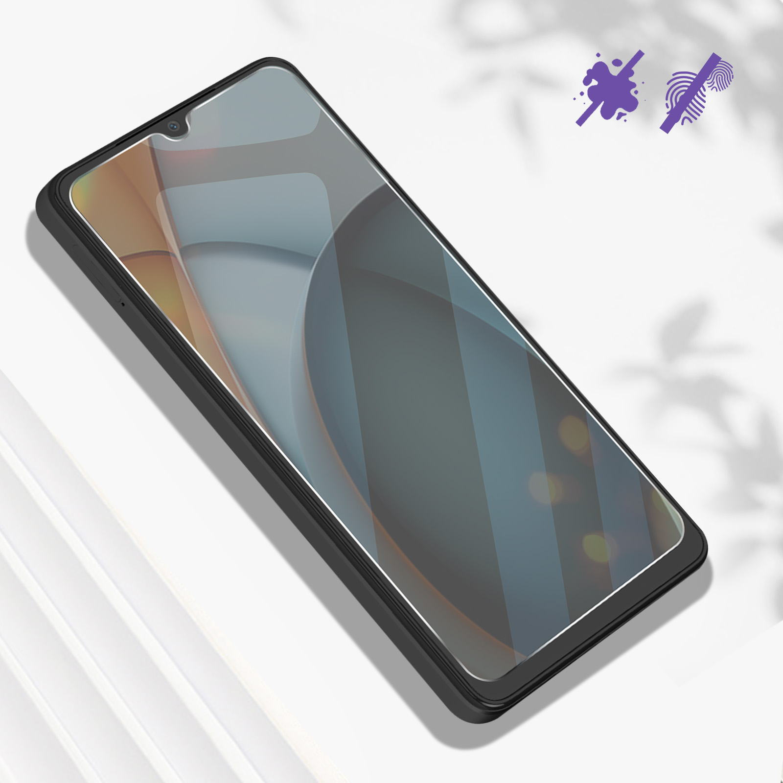 Uno smartphone nero con protezione schermo è angolato su una superficie bianca. Icone viola indicano resistenza alle macchie e alle impronte digitali.