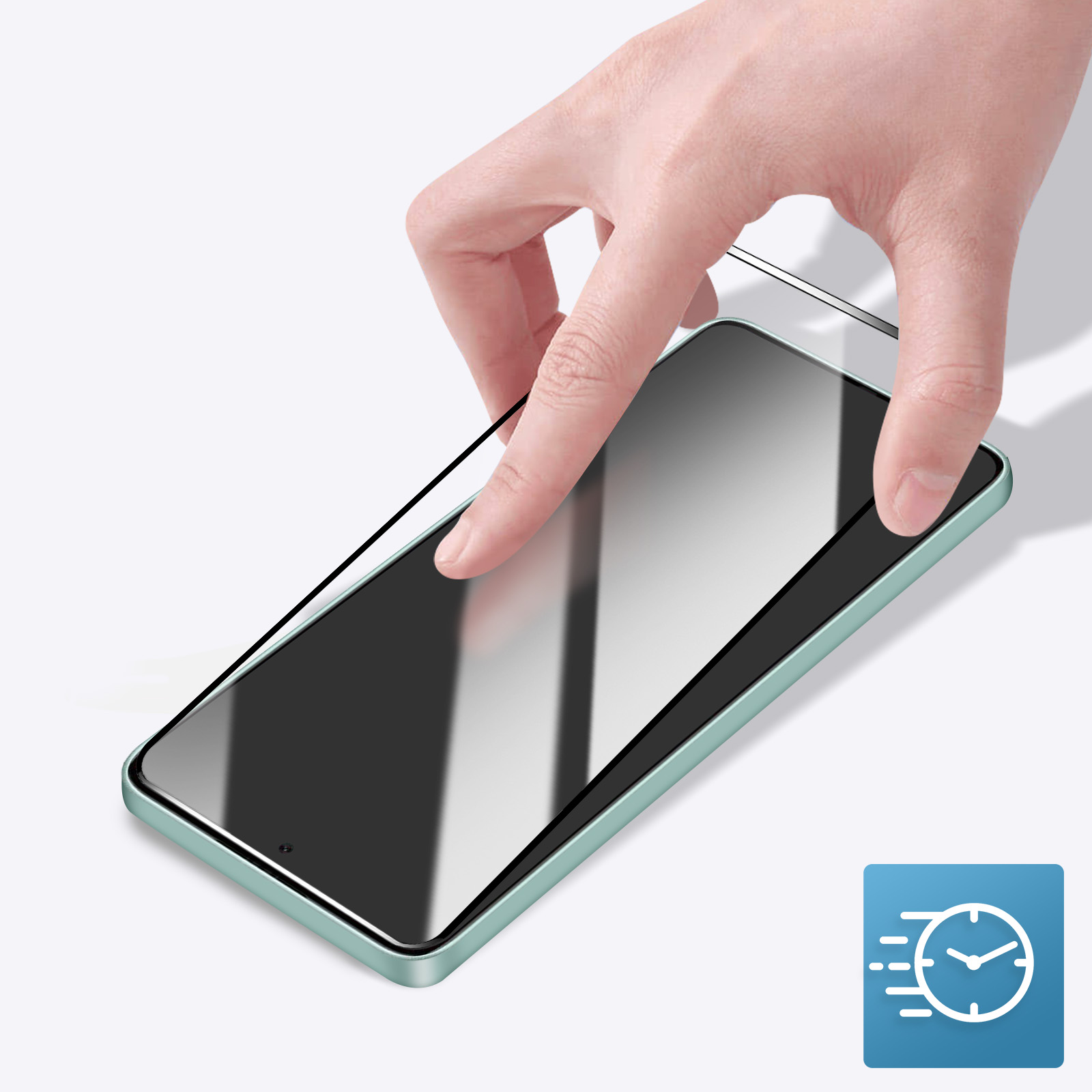Una mano applica una protezione schermo a un telefono. Il telefono è verde, sfondo bianco. Icona tempo blu a destra.