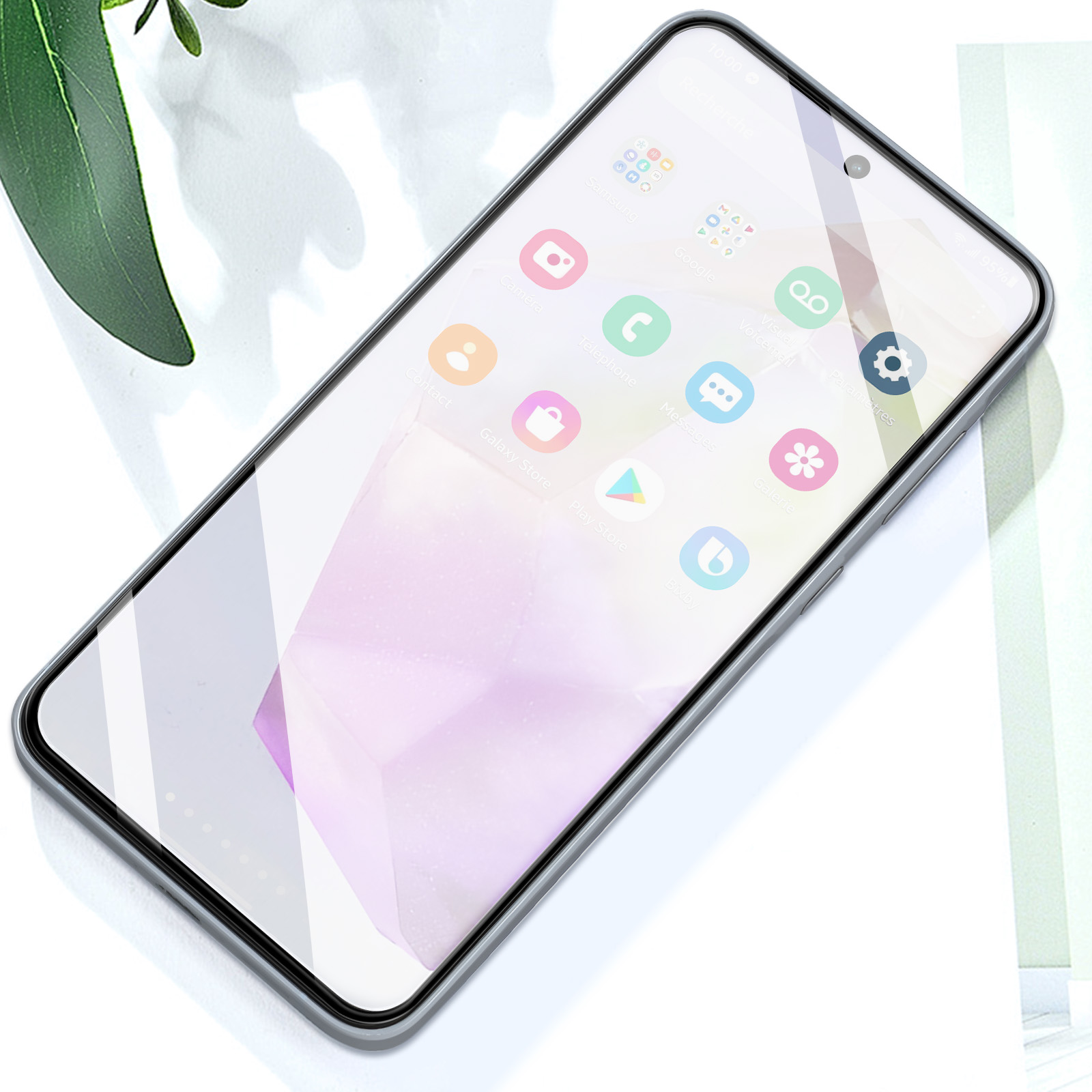 Uno smartphone è mostrato diagonalmente, mostrando le icone delle app sullo schermo. Foglie verdi sullo sfondo.