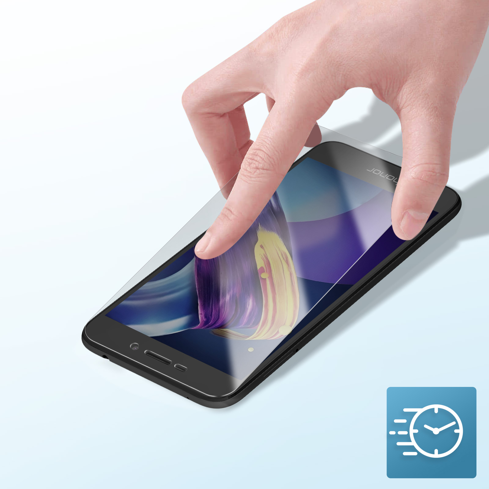 Una mano applica una protezione per lo schermo a uno smartphone nero. Lo schermo mostra arte astratta colorata. Un'icona dell'orologio è nell'angolo.