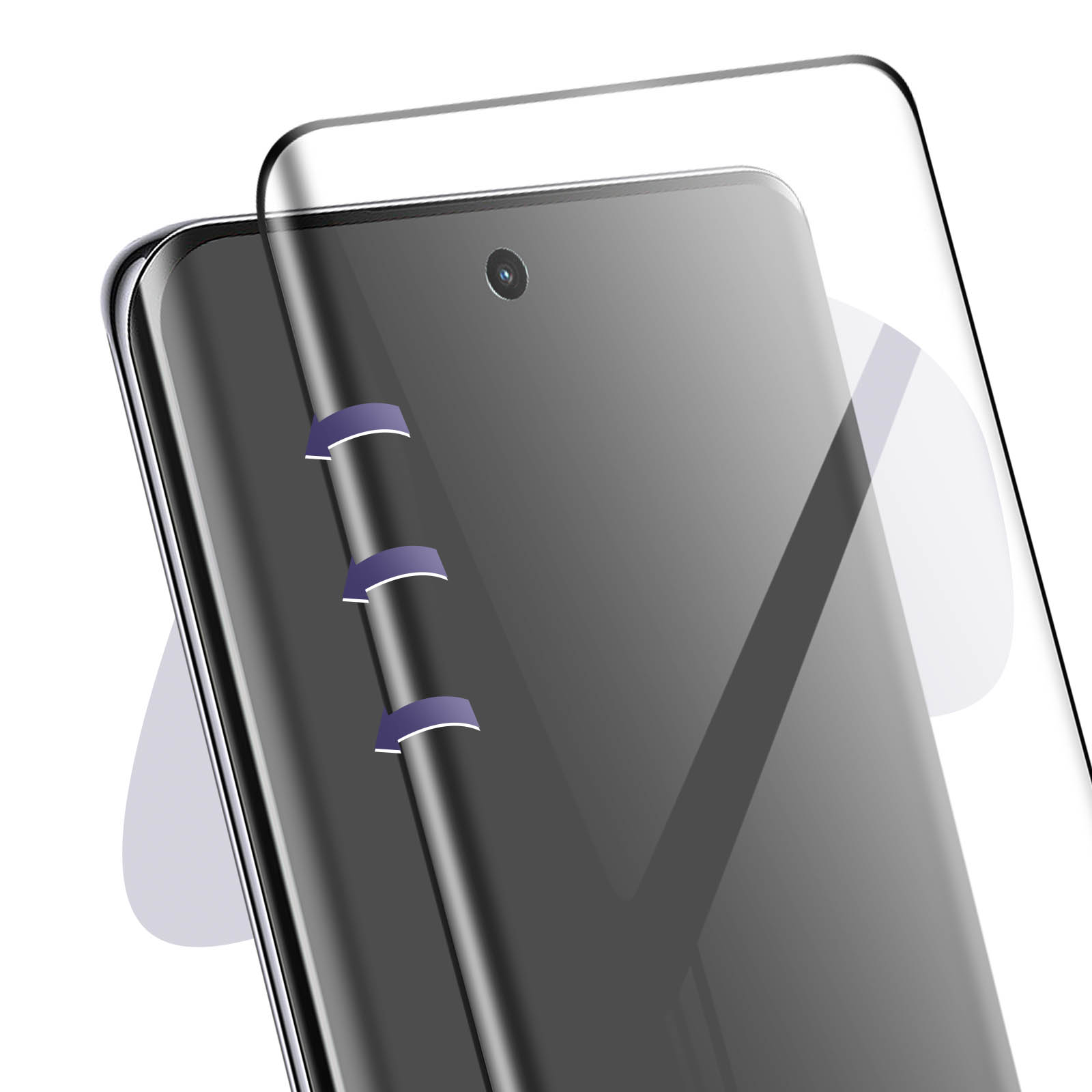 Primo piano dello schermo di uno smartphone con protezione. Schermo scuro, obiettivo visibile. Frecce indicano il posizionamento.