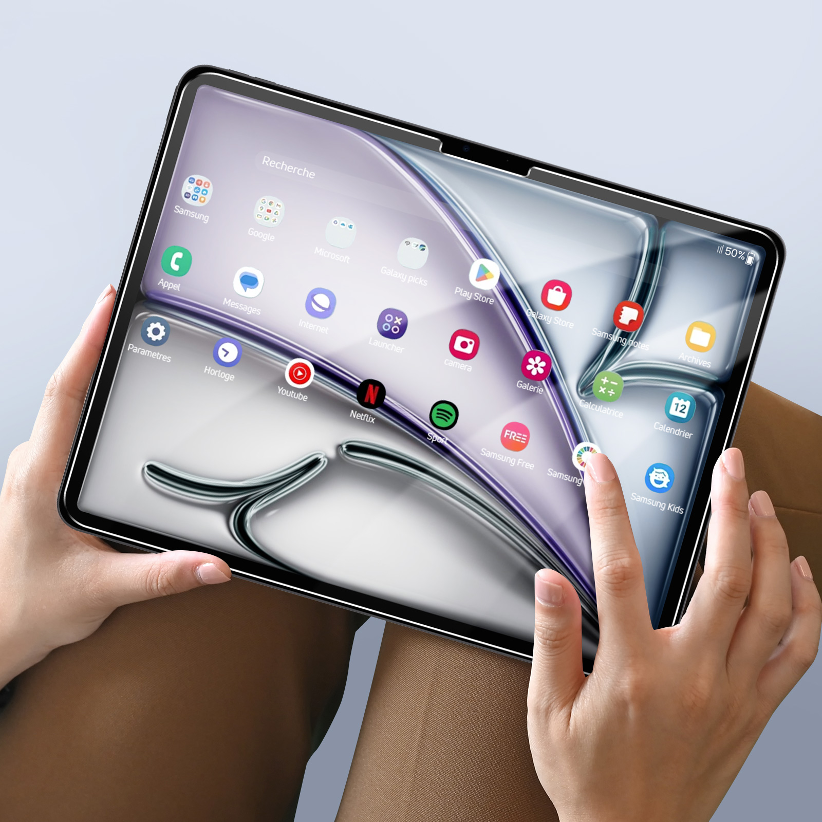 Una persona tiene in mano un tablet con icone di app. Lo schermo mostra una schermata iniziale con app come Samsung, Google e Netflix.