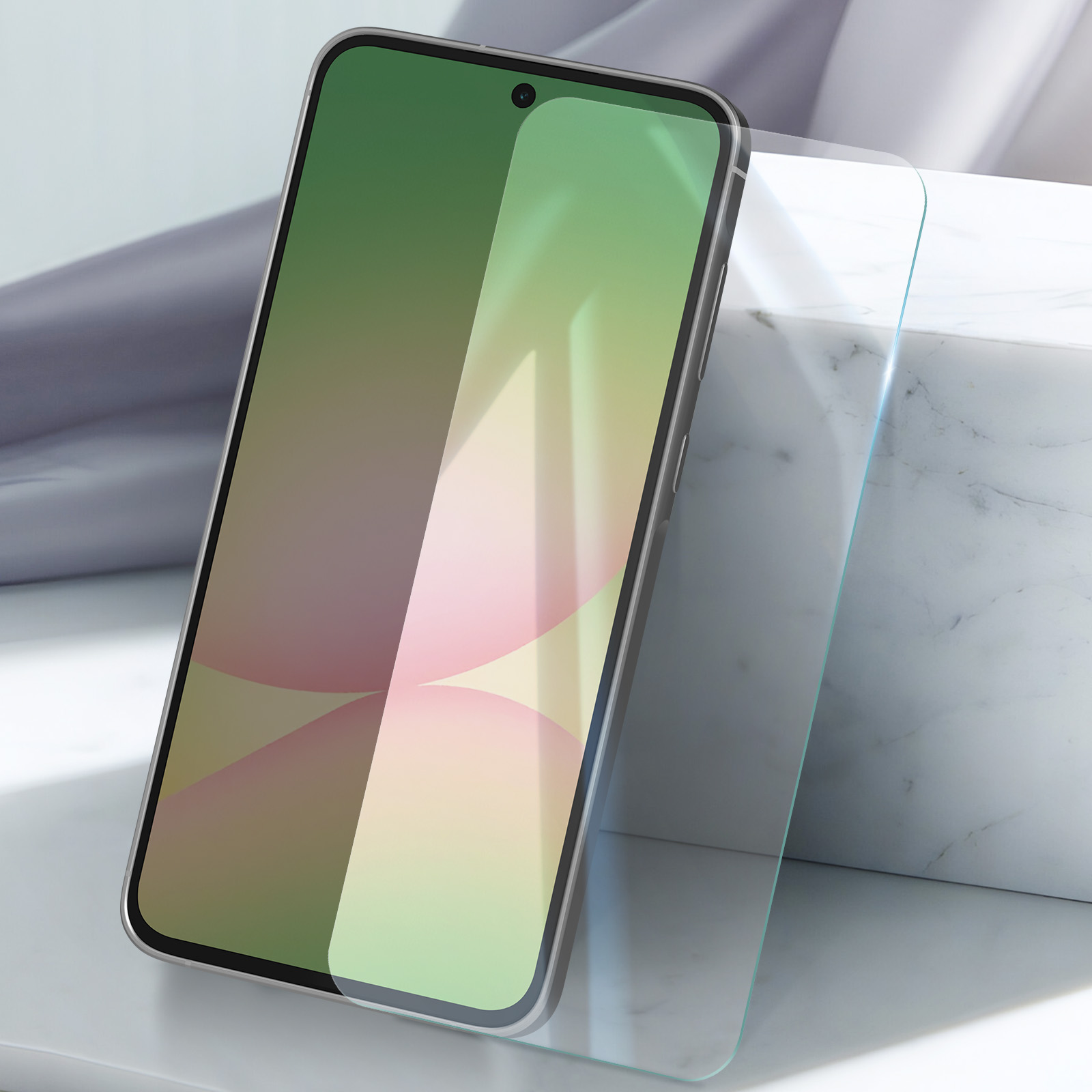 Uno smartphone con una protezione per lo schermo appoggiata a un blocco di marmo. Schermo sfumato.