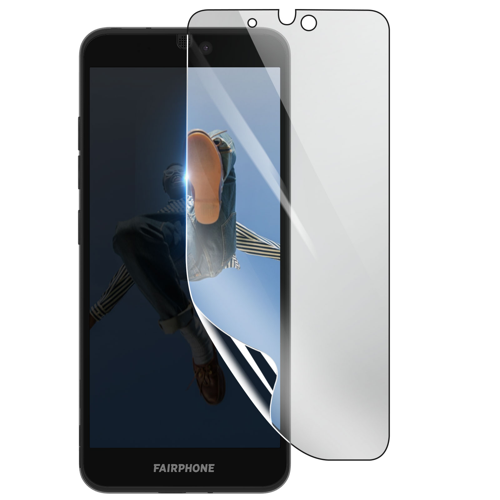 Un telefono con una protezione per lo schermo in fase di rimozione. Una persona è vista dal basso, con cielo blu sullo sfondo. Il logo Fairphone è sul telefono.