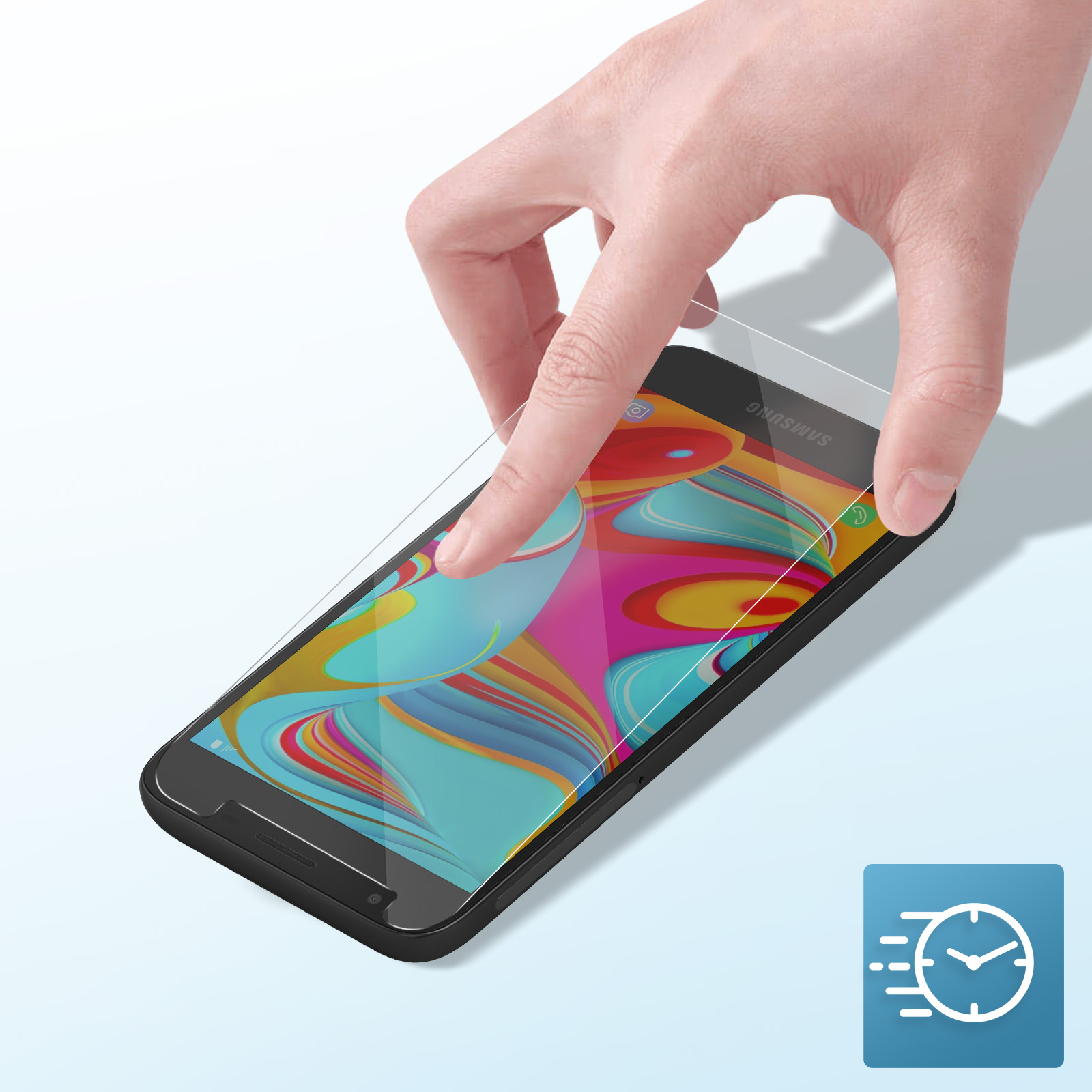 Una mano posiziona una protezione per lo schermo su un telefono Samsung nero. Lo schermo mostra grafiche colorate. Un'icona dell'orologio è nell'angolo.