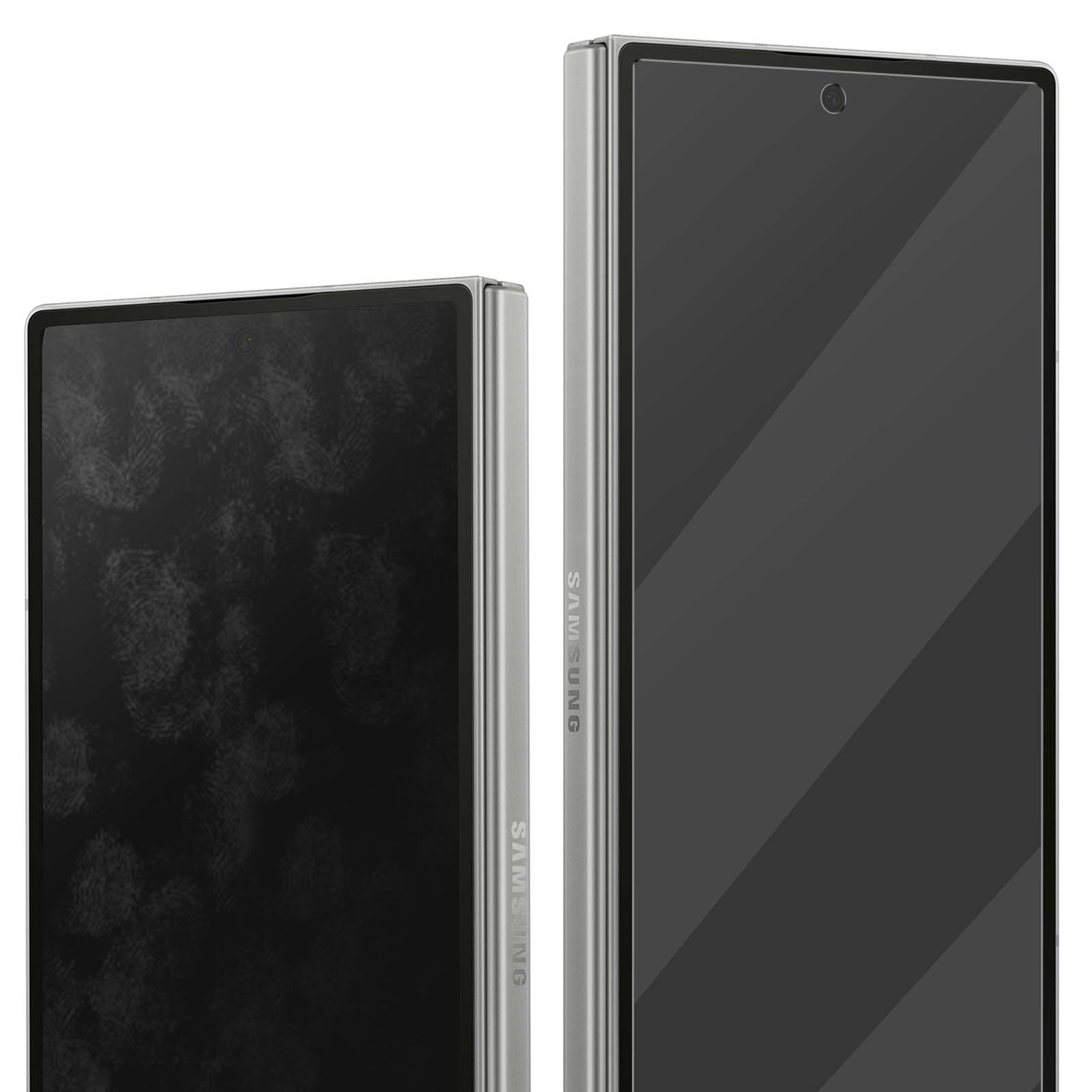Due telefoni Samsung pieghevoli argentati, uno aperto, uno chiuso. Il telefono aperto ha una fotocamera frontale e un riflesso dello schermo.