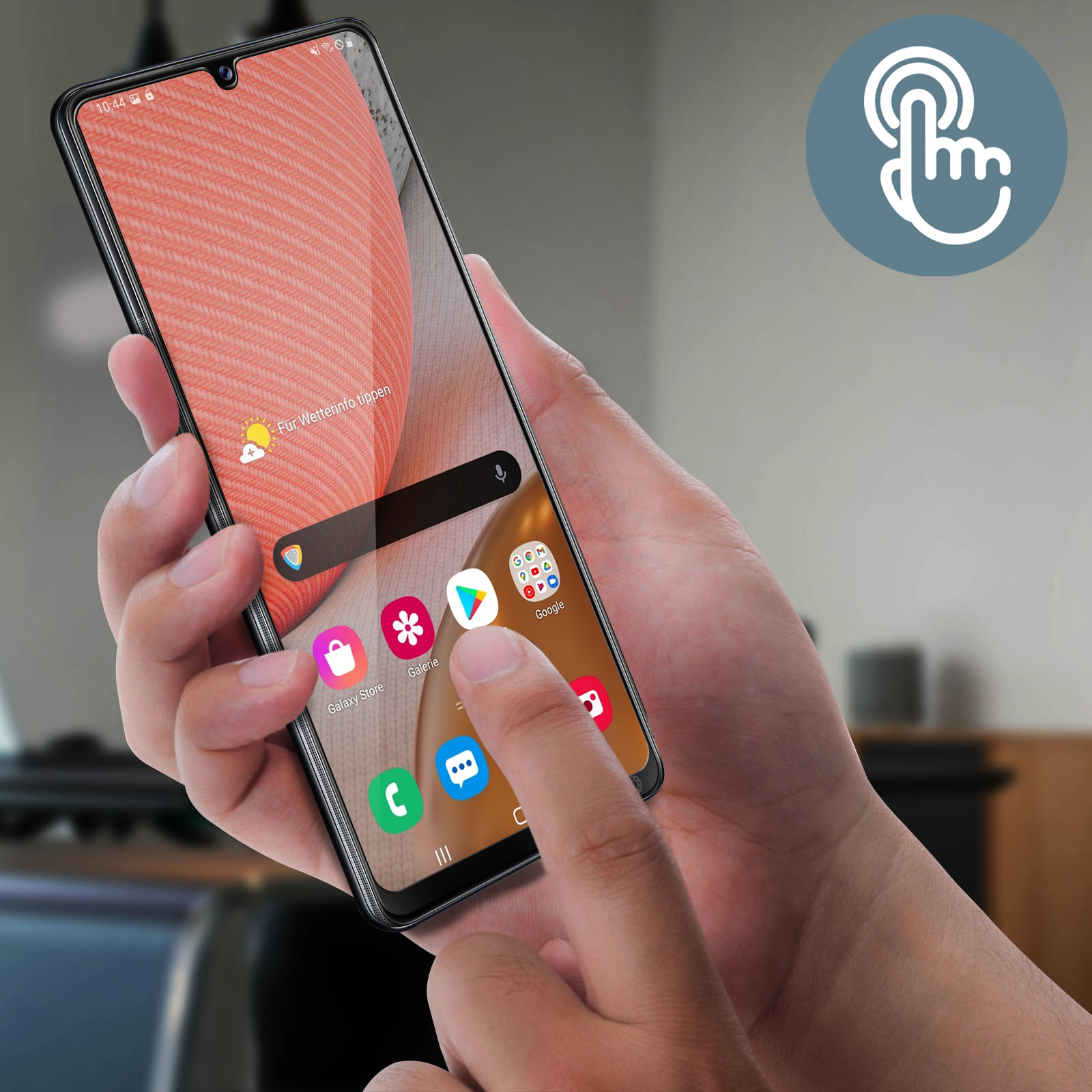 Une main tient un smartphone, un doigt touche l'écran. Le téléphone affiche des icônes d'application et un widget météo.