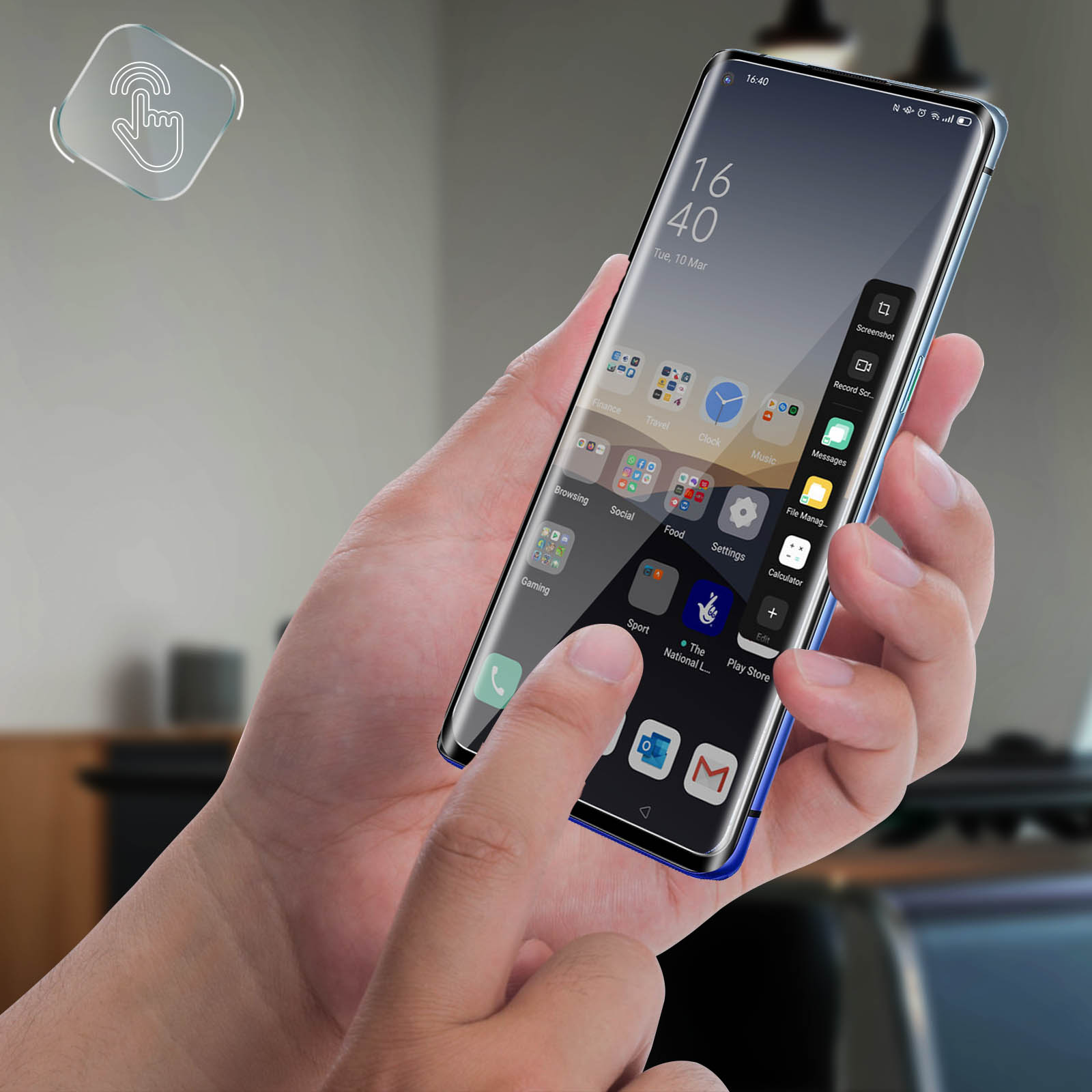 Una mano tiene uno smartphone con lo schermo acceso, che mostra delle app. Un'altra mano tocca lo schermo.